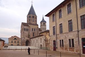 L'abbatiale de Cluny, le clocher de l'Eau-Bénite  en grand format (nouvelle fenêtre)