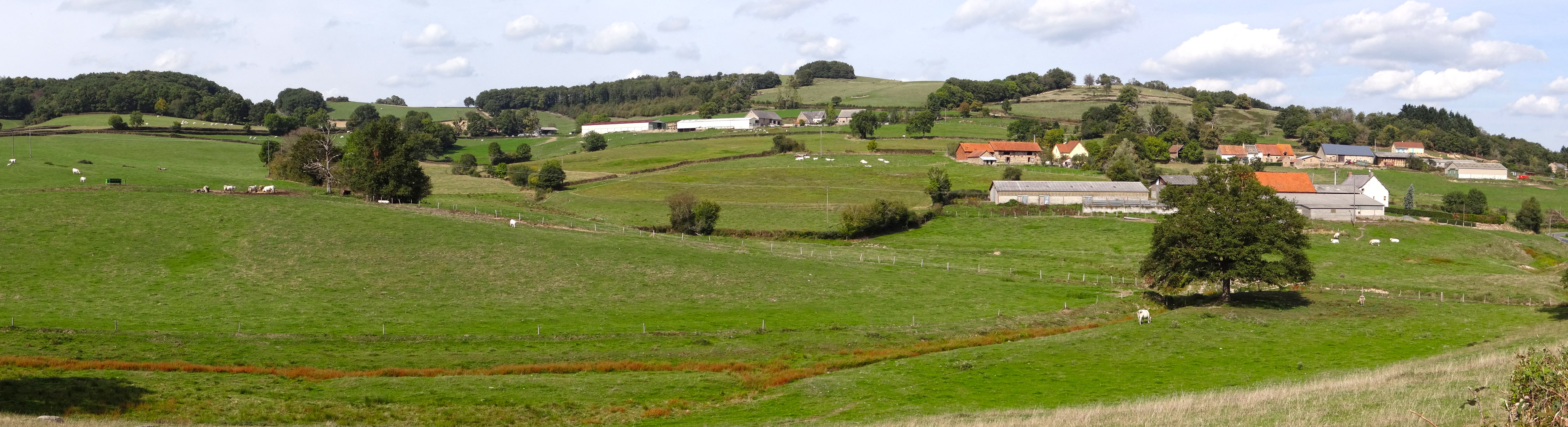 De nombreux hameaux et fermes isolées ponctuent les collines du Bourbonnais. Montmort  en grand format (nouvelle fenêtre)
