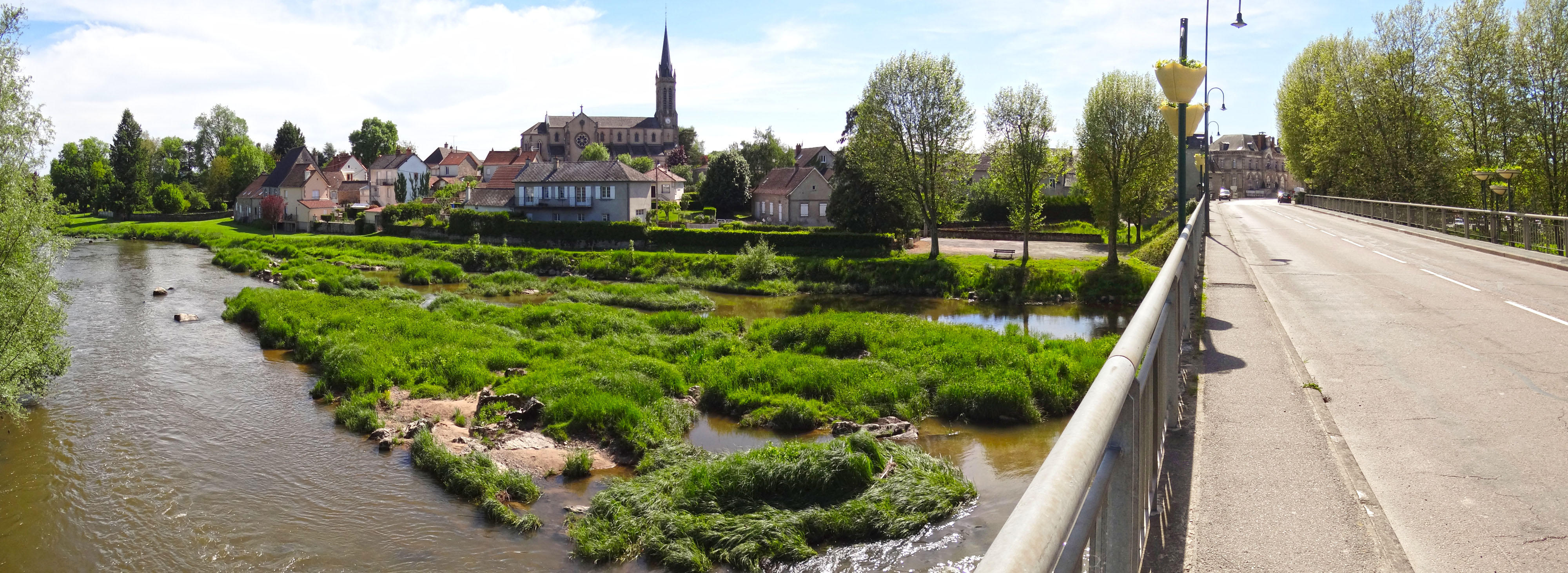 Villages et bourgs se sont implantés à proximité de l'Arroux, permettant ainsi une découverte de la rivière. Etang-sur-Arroux en grand format (nouvelle fenêtre)