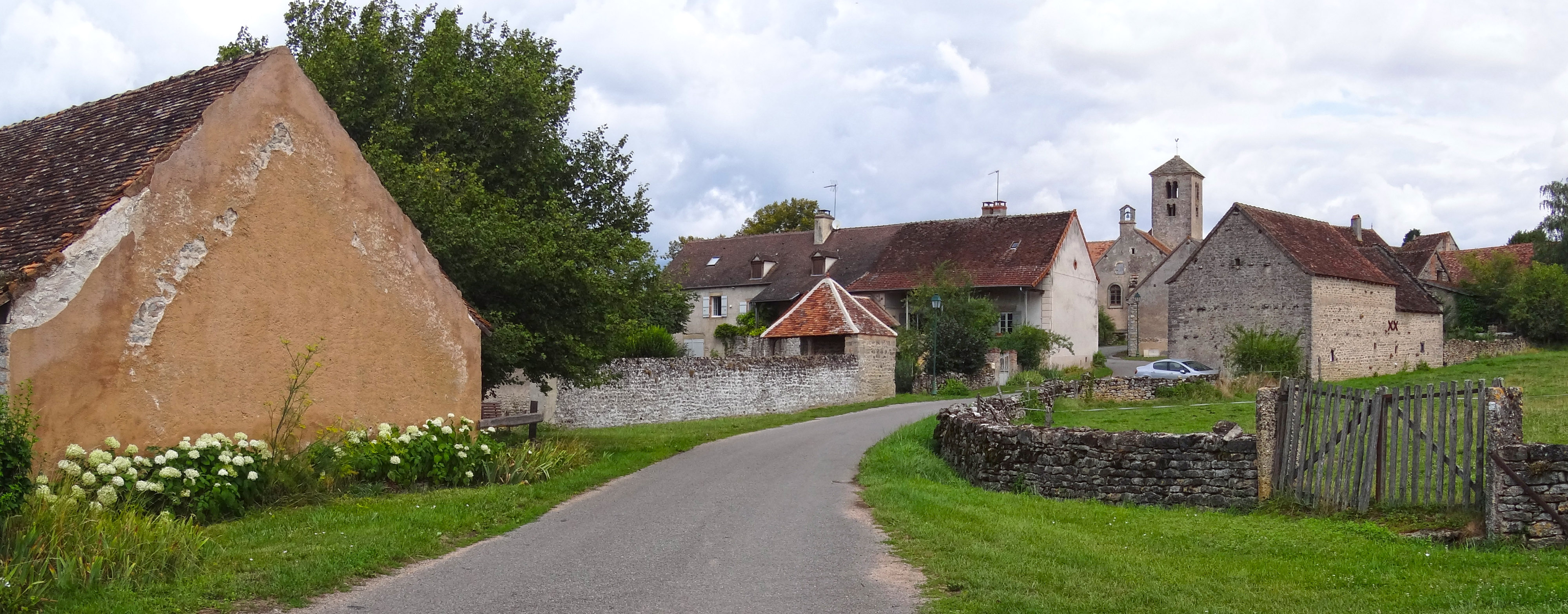 De nombreux villages au clocher carré et aux murs de pierre ponctuent les paysages. St-Huruge en grand format (nouvelle fenêtre)