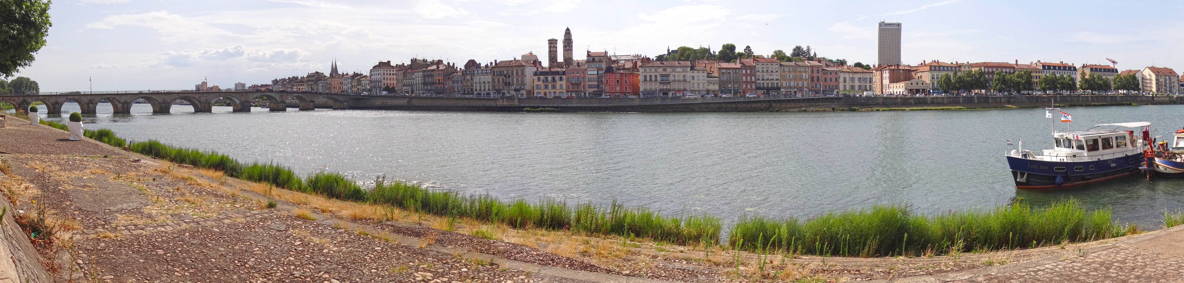 Les trois villes, Mâcon, Tournus et Chalon, ont profité de l'axe historique de la Saône pour se développer. Les bords de Saône à Mâcon, vus depuis St-Laurent-sur-Saône en grand format (nouvelle fenêtre)