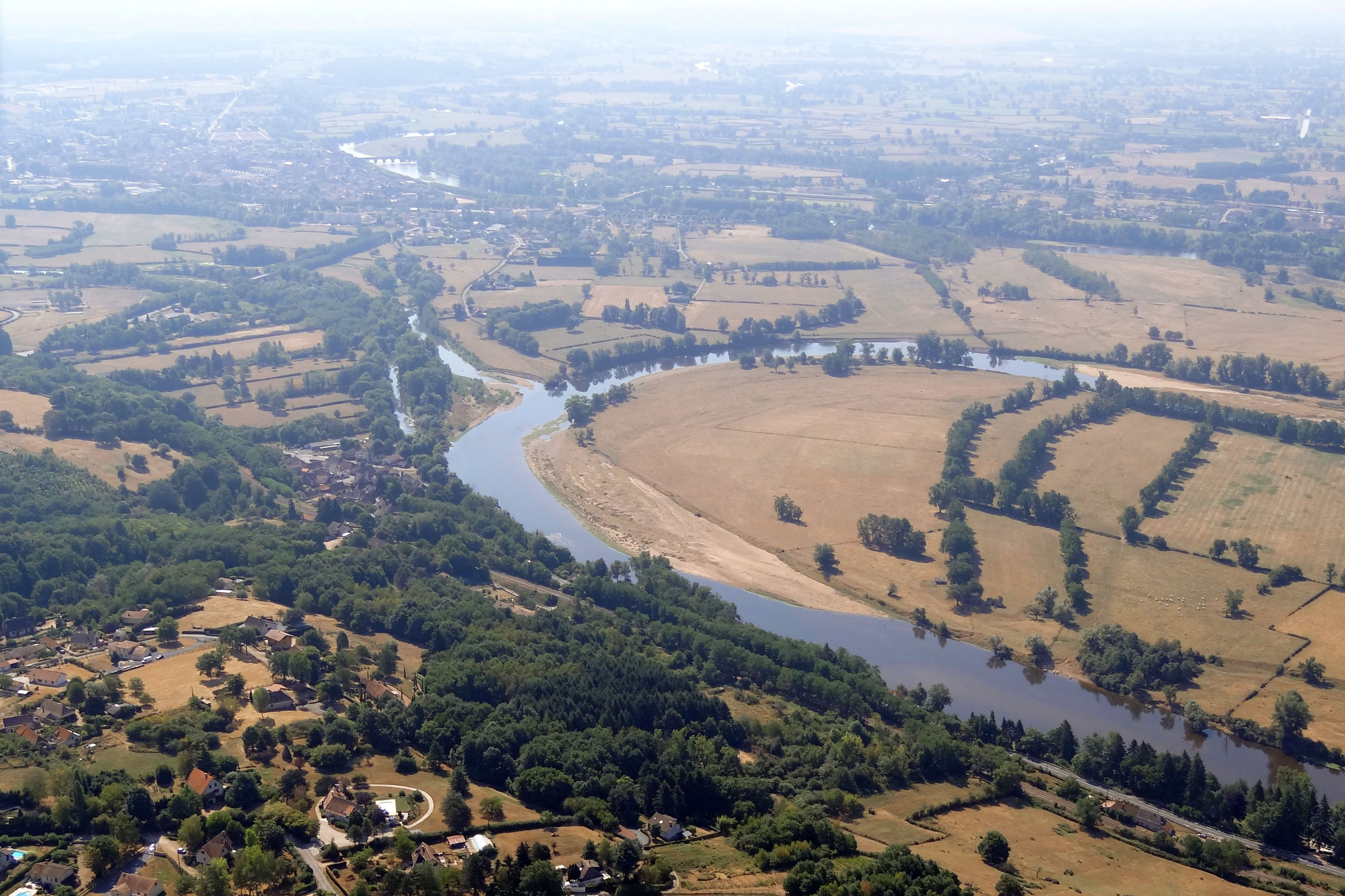 La Loire ouvre une vaste vallée à fond plat dont la largeur varie de 2 à 5 kilomètres. Globalement les coteaux en rive droite sont plus affirmés que ceux de la rive gauche, côté Allier. La confluence de l'Arroux et de la Loire, en arrière-plan la ville de Digoin, implantée sur une terrasse en bord du fleuve. en grand format (nouvelle fenêtre)