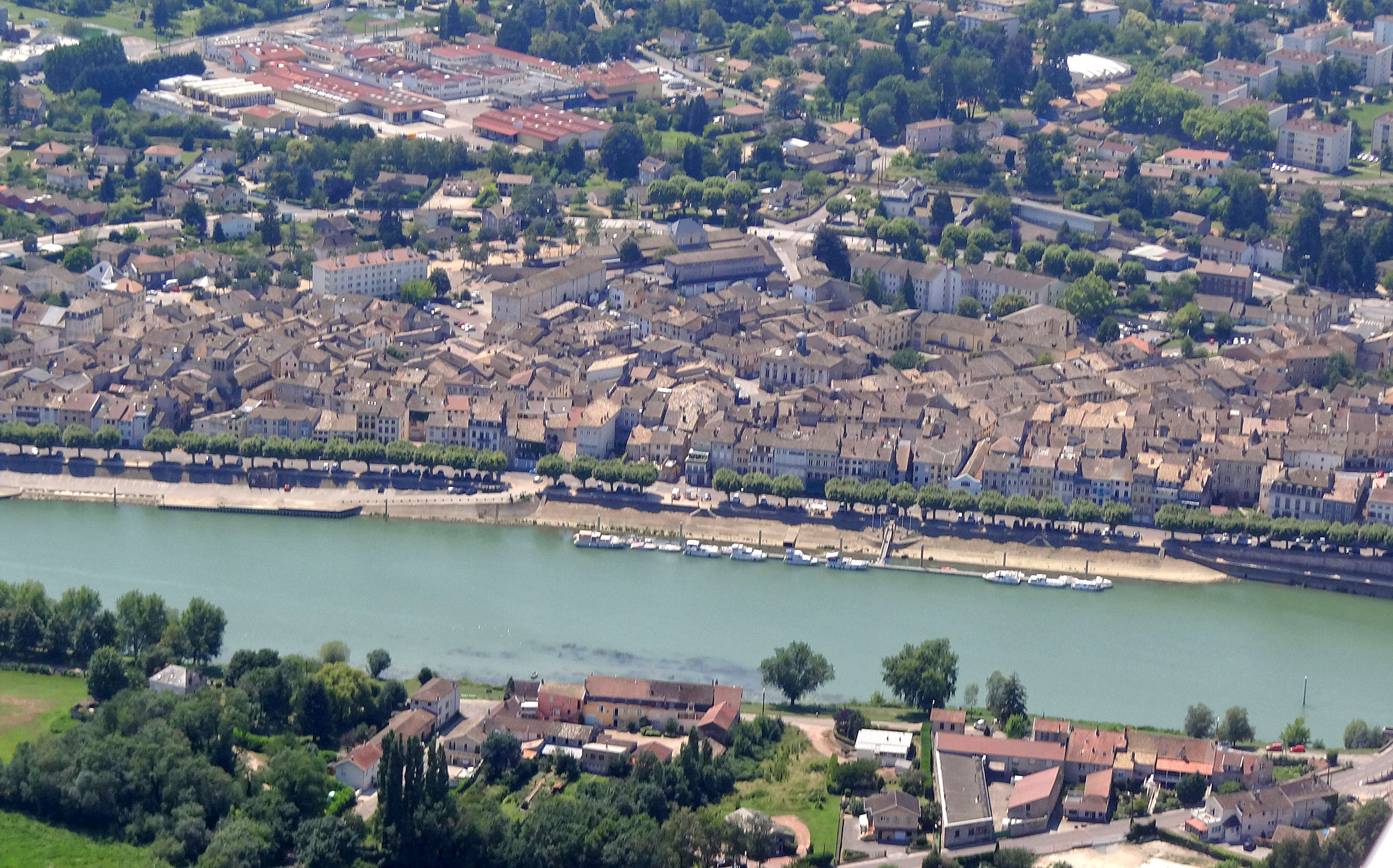 Les grandes villes concentrent une bonne partie du patrimoine de la vallée de la Saône. Le centre ancien de Tournus, protégé au titre des sites inscrits. en grand format (nouvelle fenêtre)