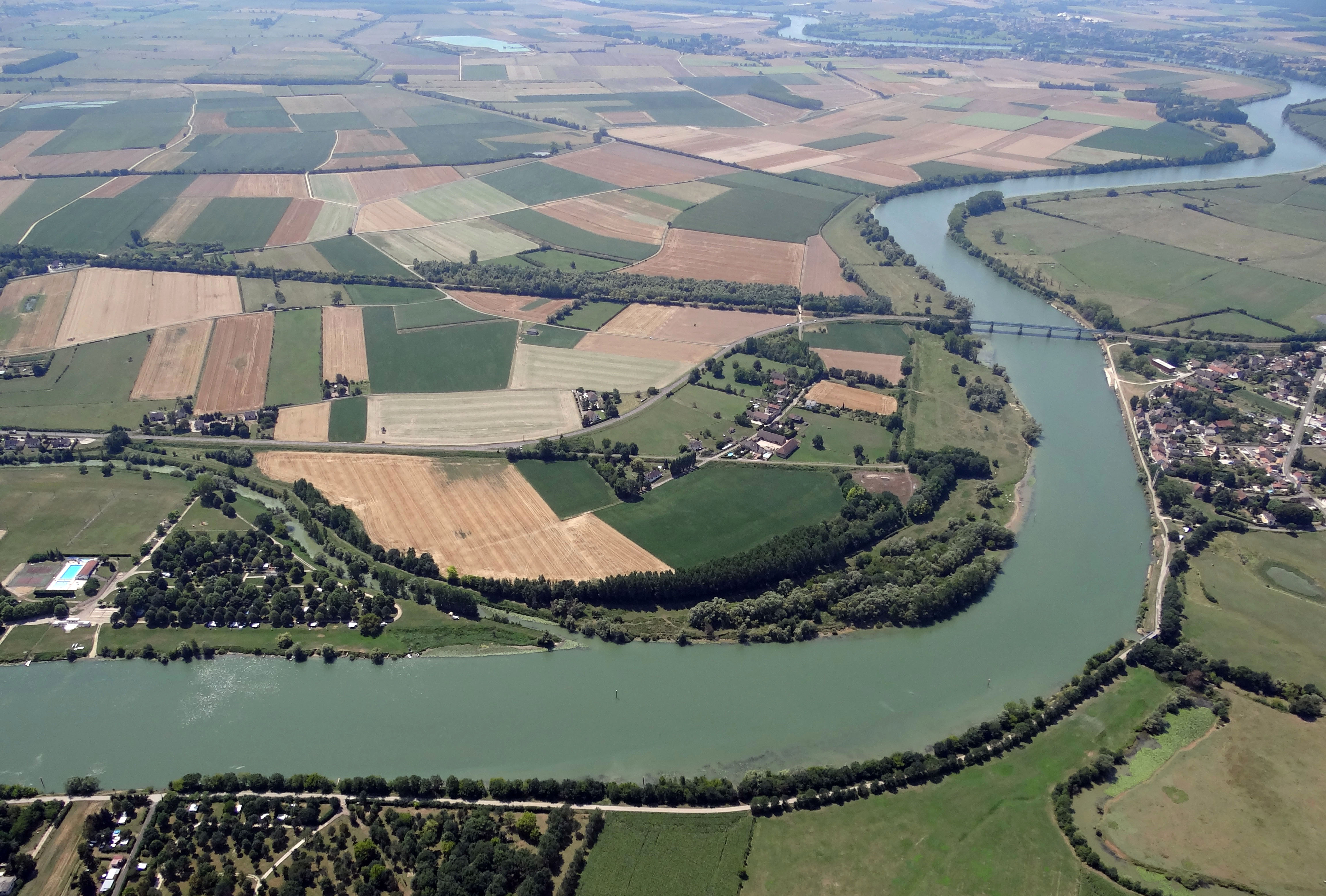 Traversant le département du nord au sud, la Saône forme une rivière large d'une centaine de mètres lors de son entrée dans le département, et s'élargissant progressivement pour atteindre les 300m dans ses sections les plus larges au sud du département. Confluence de la Saône et de la Dheune à Allerey-sur-Saône en grand format (nouvelle fenêtre)
