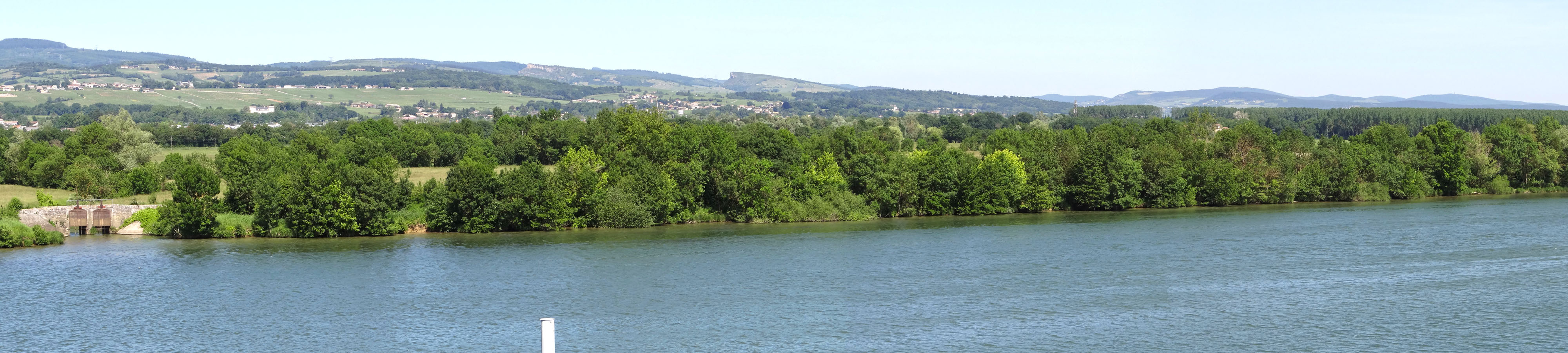 La côte viticole forme la toile de fond des paysages de la Saône Mâconnaise.Vue depuis Cormoranche-sur-Saône