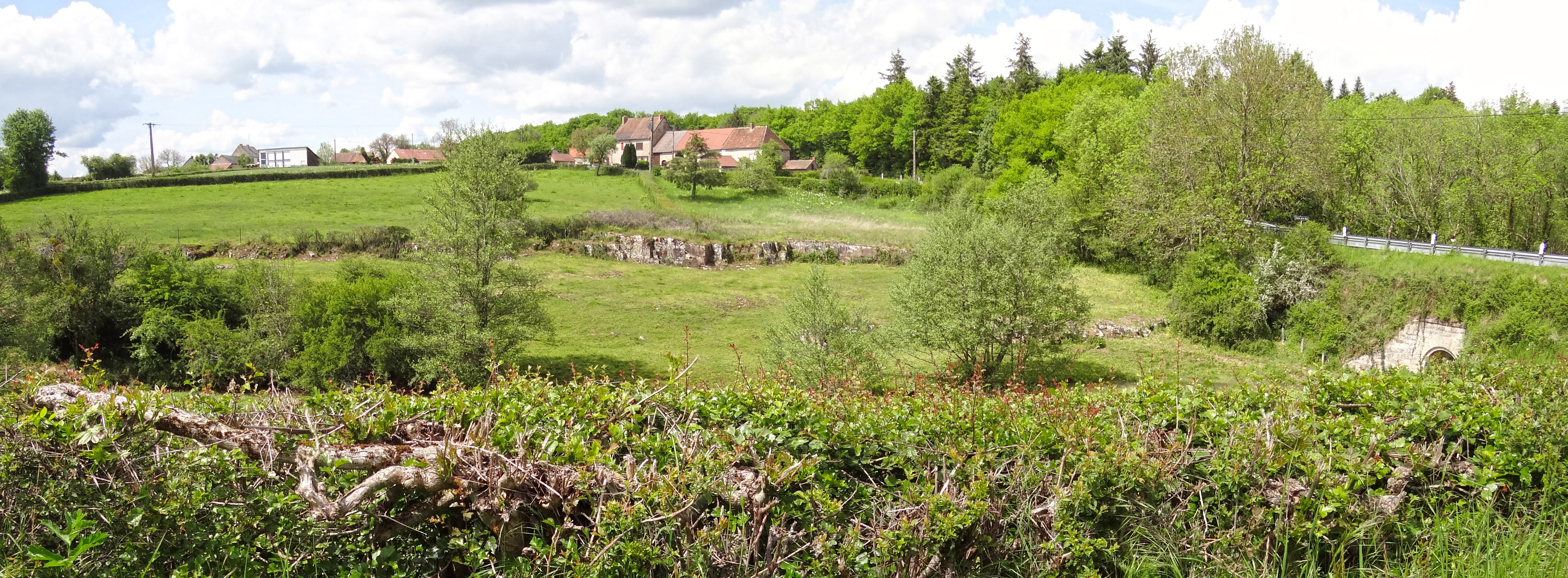 Un habitat dispersé de fermes et de hameaux ponctue l’étendue des plateaux bocagers ou s’étage sur les versants des vallées. Antully