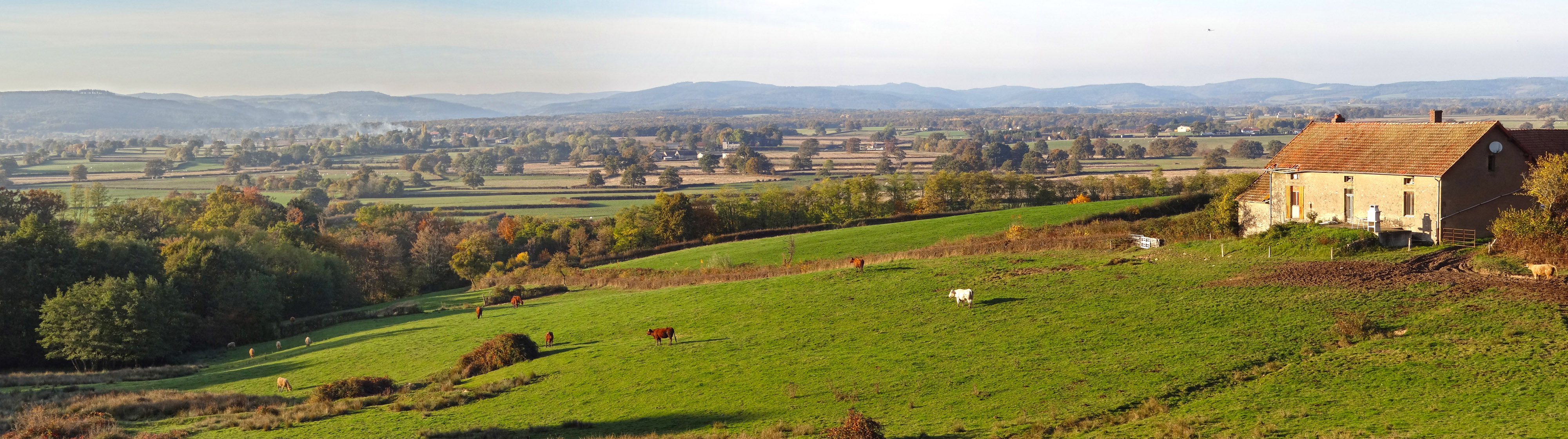 Depuis l'est, le Morvan Oriental dresse une barrière montagneuse et boisée au dessus de la large vallée de l'Arroux. Autun 