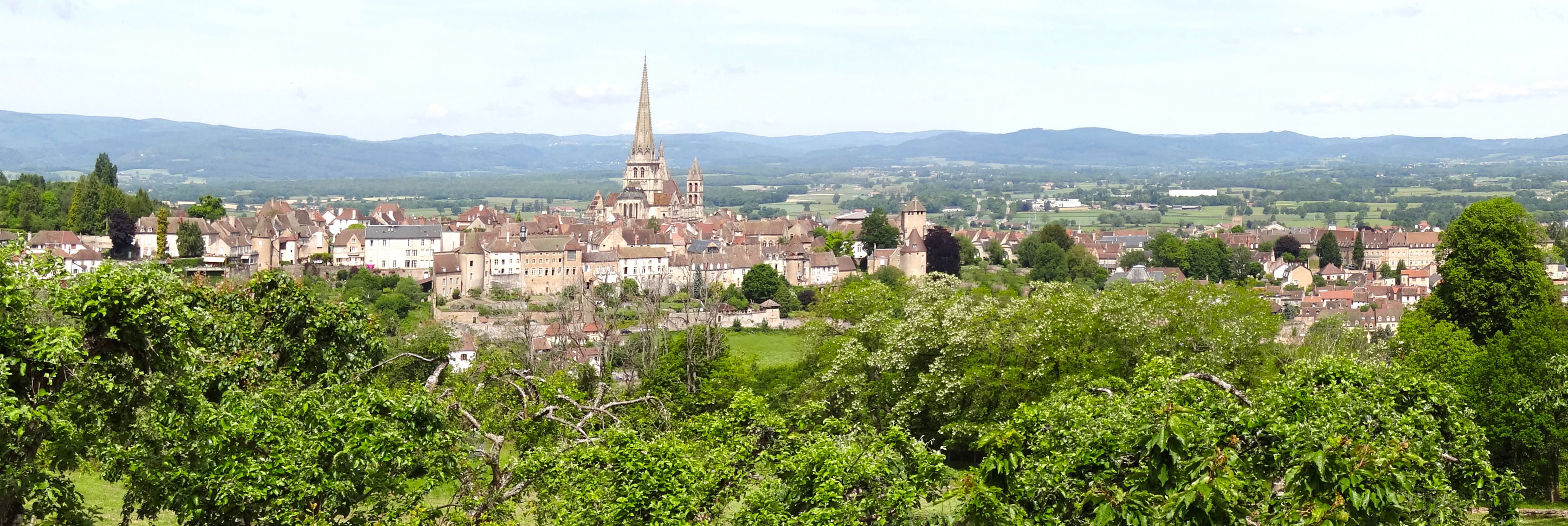 Les pôles urbains du département se sont déplacés au cours du temps. Bibracte, Autun, Cluny, Chalon, Mâcon se sont ainsi succédés comme chefs-lieux, tandis qu'au XIX ème émergeaient les villes-nouvelles du bassin minier et industriel, Le Creusot et Montceau-les-Mines. Autun Les pôles urbains du département se sont déplacés au cours du temps. Bibracte, Autun, Cluny, Chalon, Mâcon se sont ainsi succédés comme chefs-lieux, tandis qu’au XIX ème émergeaient les villes-nouvelles du bassin minier et industriel, Le Creusot et Montceau-les-Mines. Autun