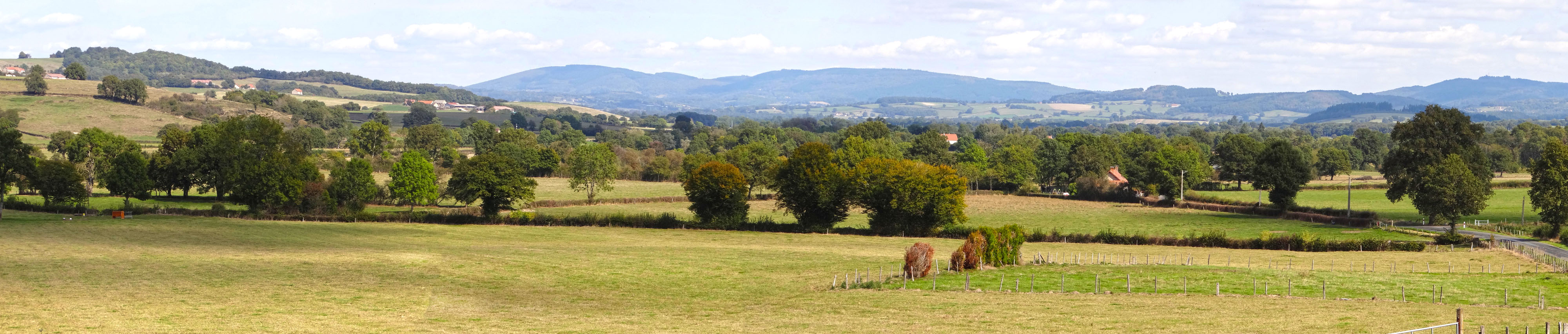 Au sortir de la Plaine d'Autun, l'Arroux traverse un relief de collines et de vallons où sa vallée alterne des élargissements autour des confluences et des resserrements. Charbonnat 