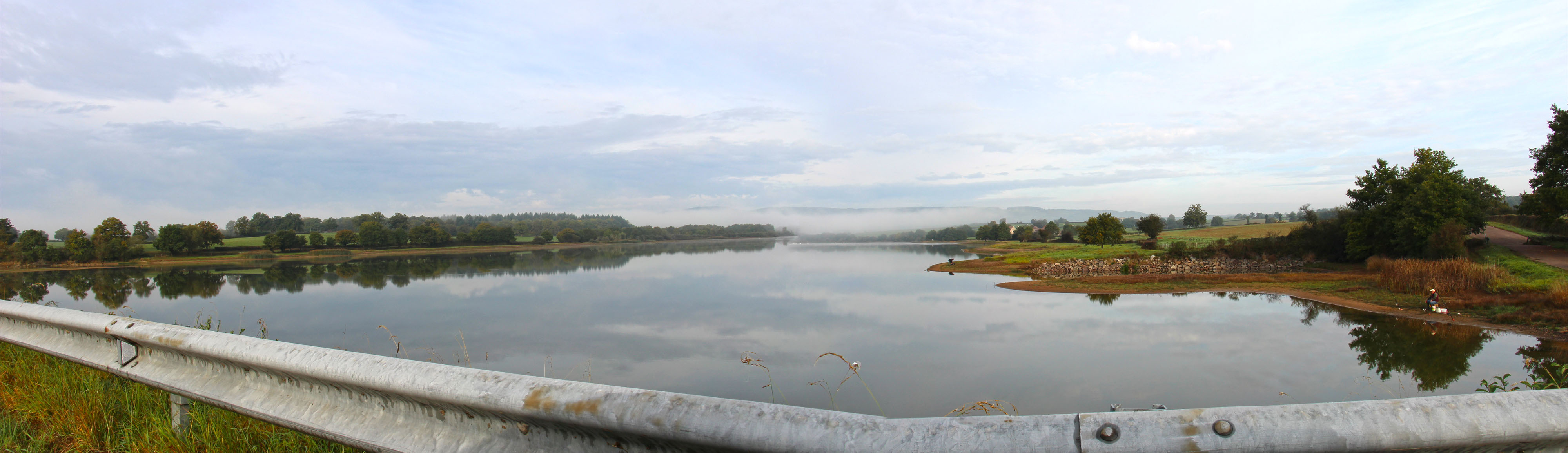 De vastes étangs assurent l'alimentation du canal en son point haut, ainsi que l'alimentation en eau de la population dans ce territoire très habité. Charmoy- étang de la Sorme