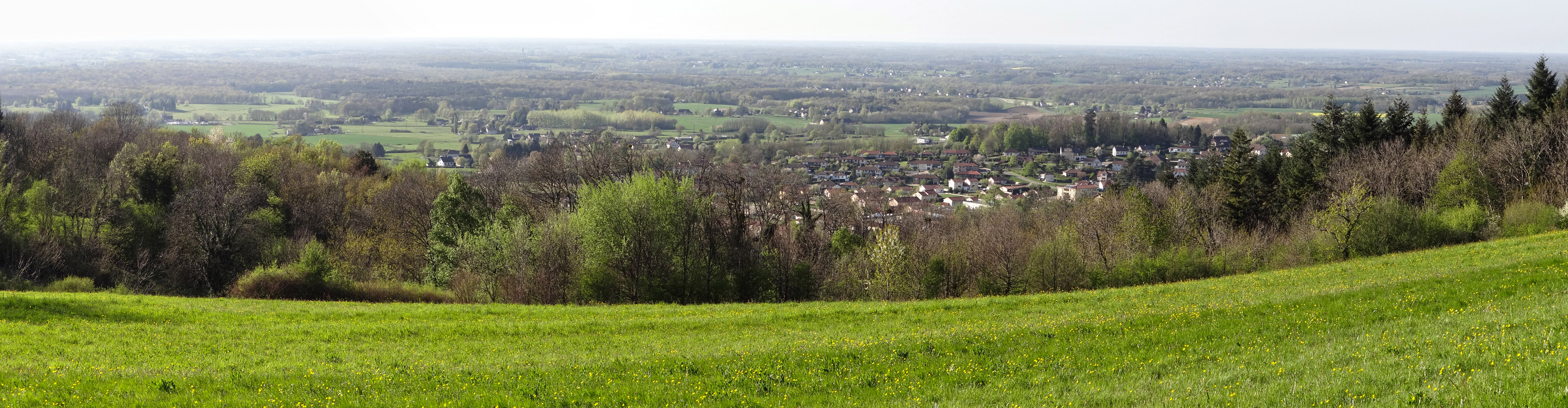 Les prairies des versants offrent des vues panoramiques sur la plaine bressane et les villages en contre-bas. Cuiseaux Les prairies des versants offrent des vues panoramiques sur la plaine bressane et les villages en contre-bas. Cuiseaux