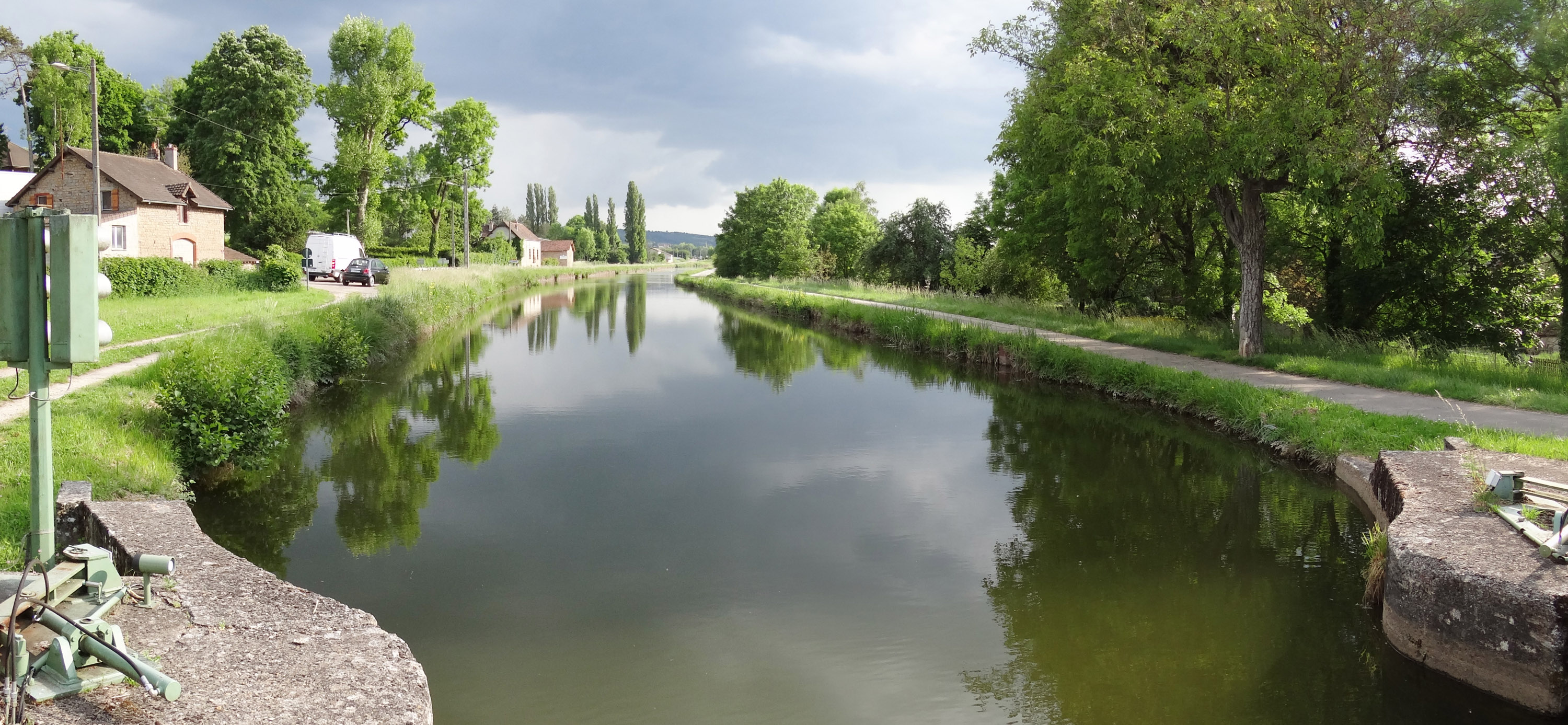 Le canal du Centre à travers la vallée de la Dheune. Dennevy
