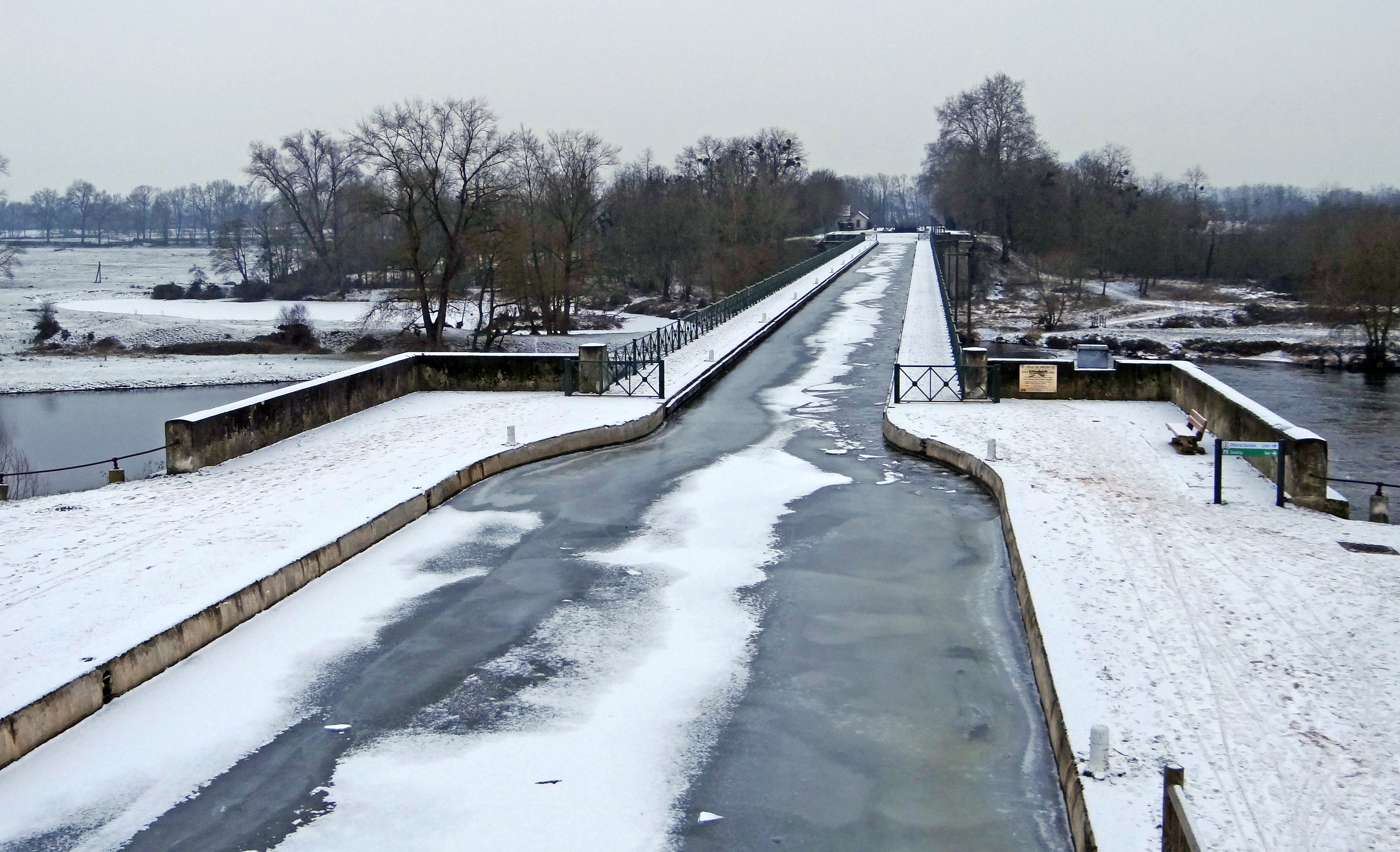 Le pont canal de Digoin au dessus de la Loire, permet la jonction entre le canal du Centre et le canal latéral à la Loire