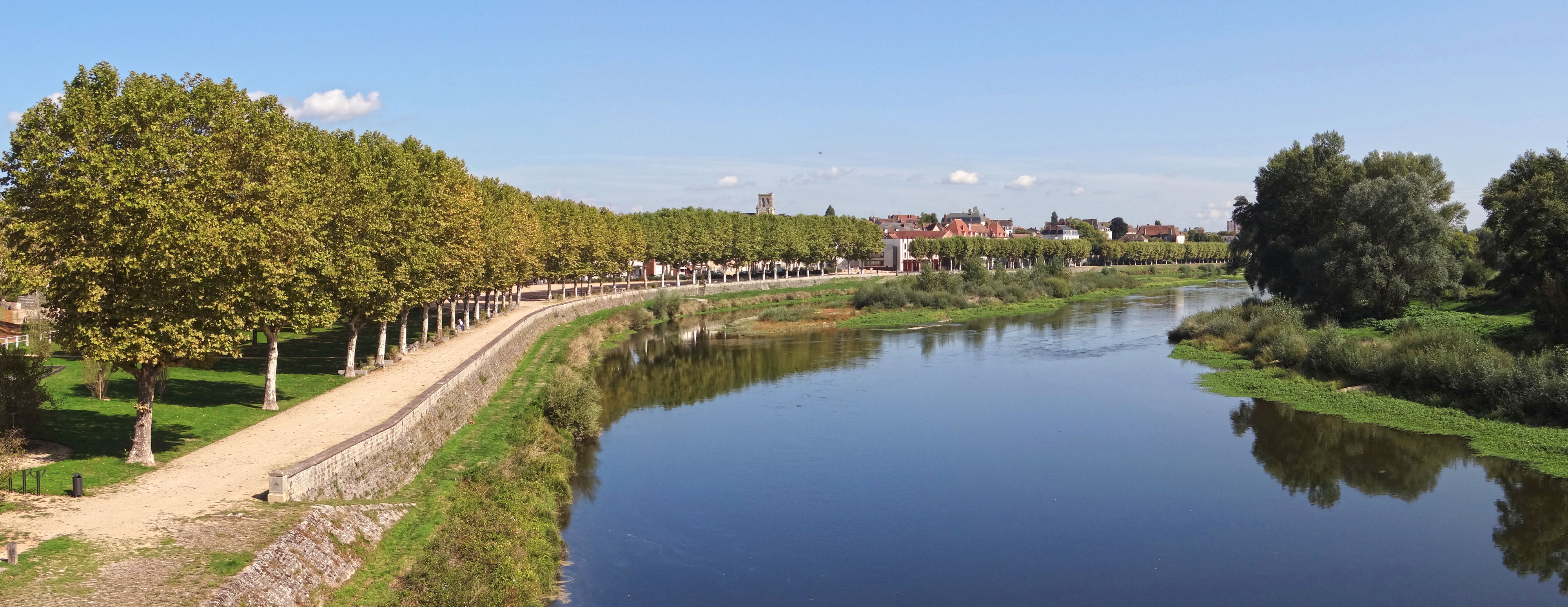 Le bourg au bord de l'eau Le bourg au bord de l'eau