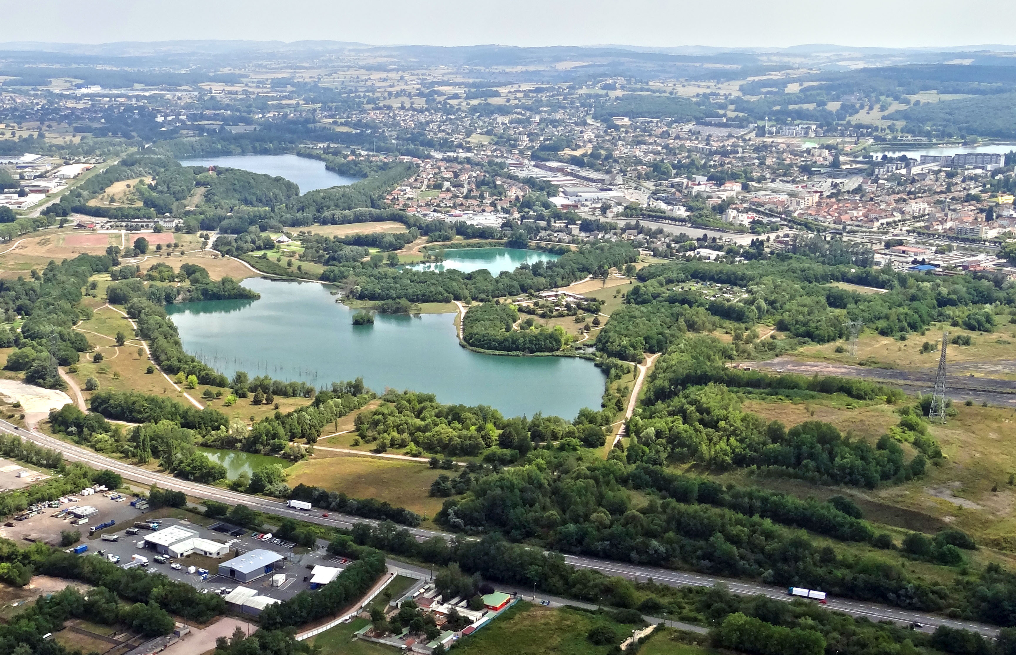 Les gisements de charbon ont permis au XIXe siècle l’implantation d’une industrie puissante. Aujourd’hui après l’arrêt des mines, de vastes emprises minières se trouvent gelées au cœur des agglomérations contribuant à l’aspect quelque peu déstructuré du tissu urbain. Avec l’arrêt du pompage dans les galeries d’exploitation une série de plans d’eau occupent les anciennes découvertes minières. La zone minière entre le centre-ville et la route express est devenue un ensemble de deux parcs, le parc Maugrand, au sud, et le parc Saint-Louis, au nord. Montceau-les-mines