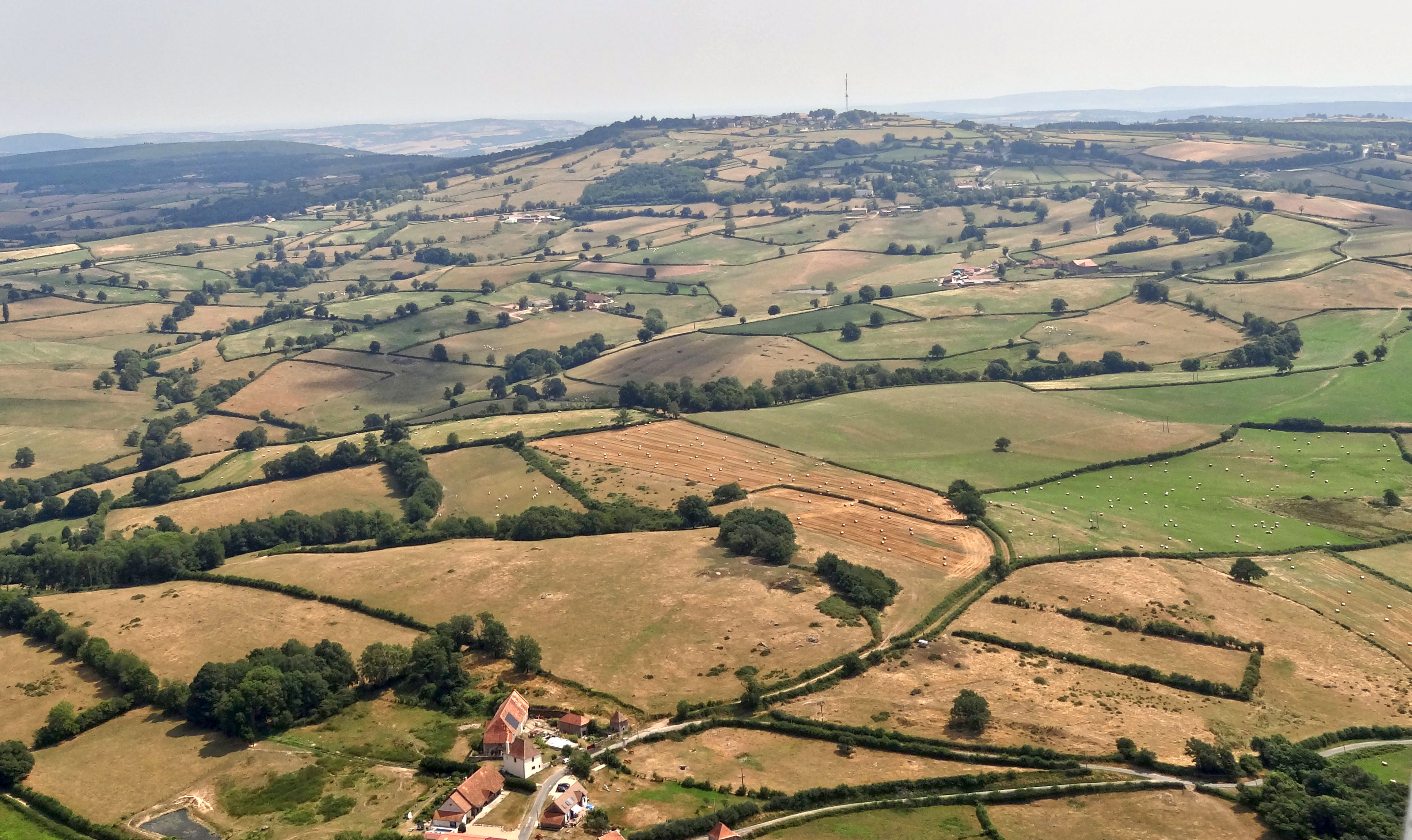Le horst du mont St-Vincent, forme une frontière qui sépare le Clunisois et l’ouest du Charolais du Bassin Minier. Sur la bordure est du Charolais, le relief s’élève progressivement au-dessus des 400m pour culminer au mont St-Vincent à 603 m d’altitude. Ce mont isolé constitue un repère dans le paysage et offre des vues panoramiques depuis son sommet. Au premier plan la ferme des Serles sur la commune de Gourdon.