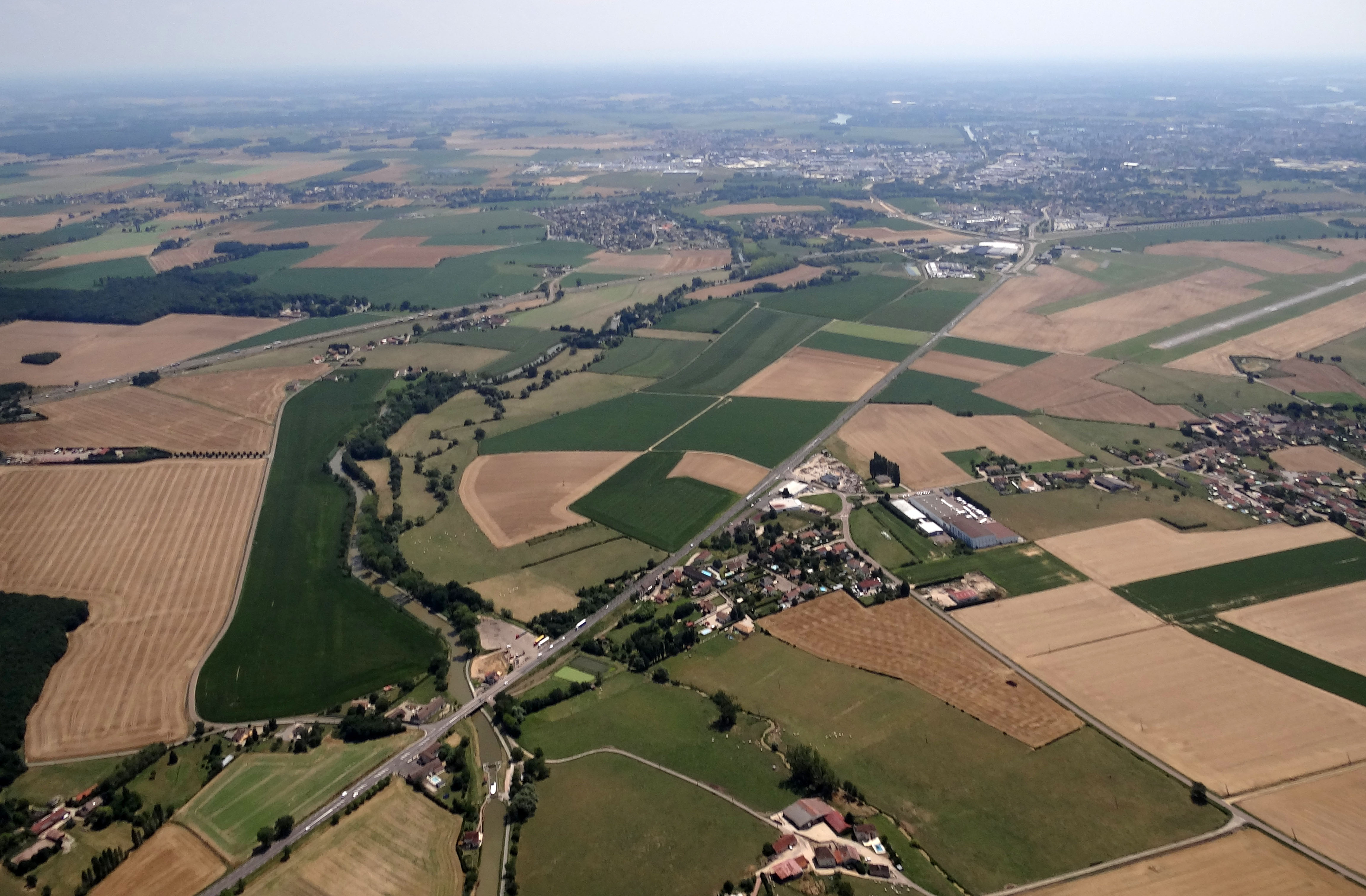 Dans le Châlonnais, la terrasse est particulièrement large, atteignant 10 à 20 km. Elle est drainée par des cours d’eau peu puissants qui descendent de la côte. Les sols à tendance hydromorphe sont un peu lourds mais fertiles. La vallée de la Thalie et le canal du Centre à Farges-lès-Chalons