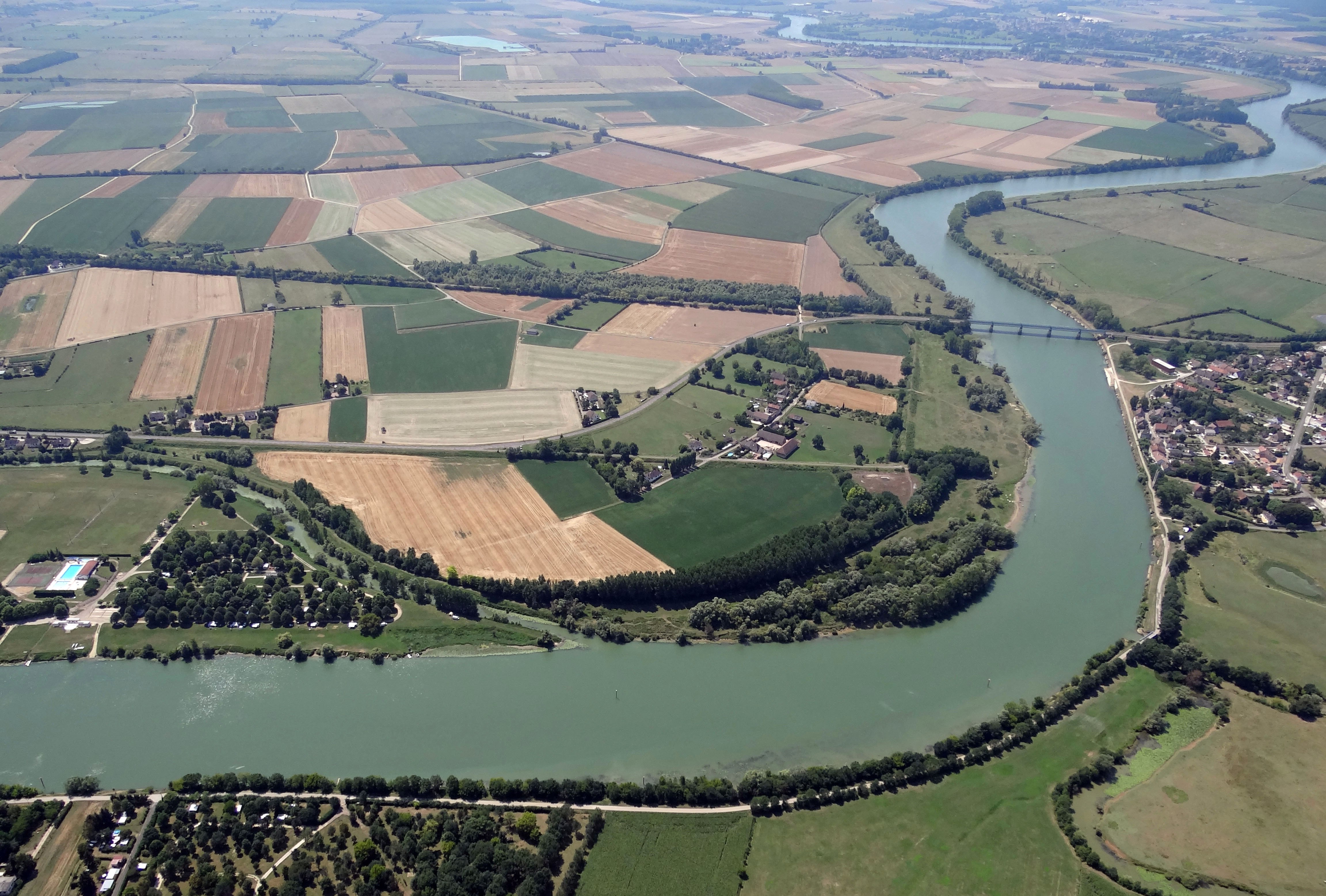Traversant le département du nord au sud, la Saône forme une rivière large d’une centaine de mètres lors de son entrée dans le département, et s’élargissant progressivement pour atteindre les 300m dans ses sections les plus larges au sud du département. Confluence de la Saône et de la Dheune à Allerey-sur-Saône