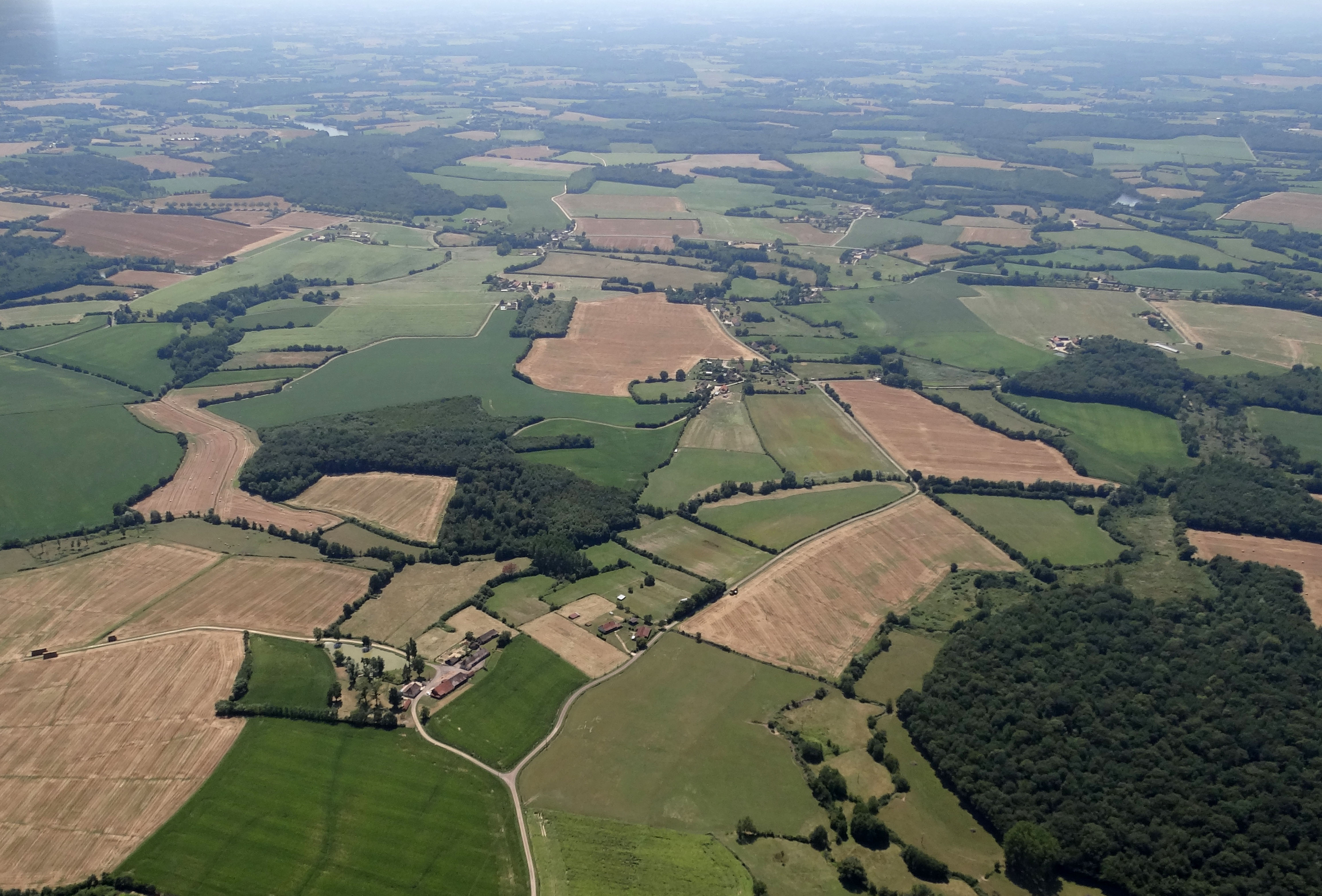 La Bresse forme une plaine vallonnée aux reliefs de faible amplitude compris entre 220 m aux pieds du Revermont et 180 m au point le plus bas situé à proximité de la vallée du Doubs. L'érosion de cette plaine a formé des reliefs ondulés aux formes organiques et méandreuses. Les sols argilo-siliceux sont imperméables et hydromorphes. Ils contiennent une forte proportion d'éléments fins (plus de 40 %) et très peu de cailloux. Tronchy et St-Etienne-en-Bresse, au premier plan la ferme de la Jonchère La Bresse forme une plaine vallonnée aux reliefs de faible amplitude compris entre 220 m aux pieds du Revermont et 180 m au point le plus bas situé à proximité de la vallée du Doubs. L’érosion de cette plaine a formé des reliefs ondulés aux formes organiques et méandreuses. Les sols argilo-siliceux sont imperméables et hydromorphes. Ils contiennent une forte proportion d’éléments fins (plus de 40 %) et très peu de cailloux. Tronchy et St-Etienne-en-Bresse, au premier plan la ferme de la Jonchère