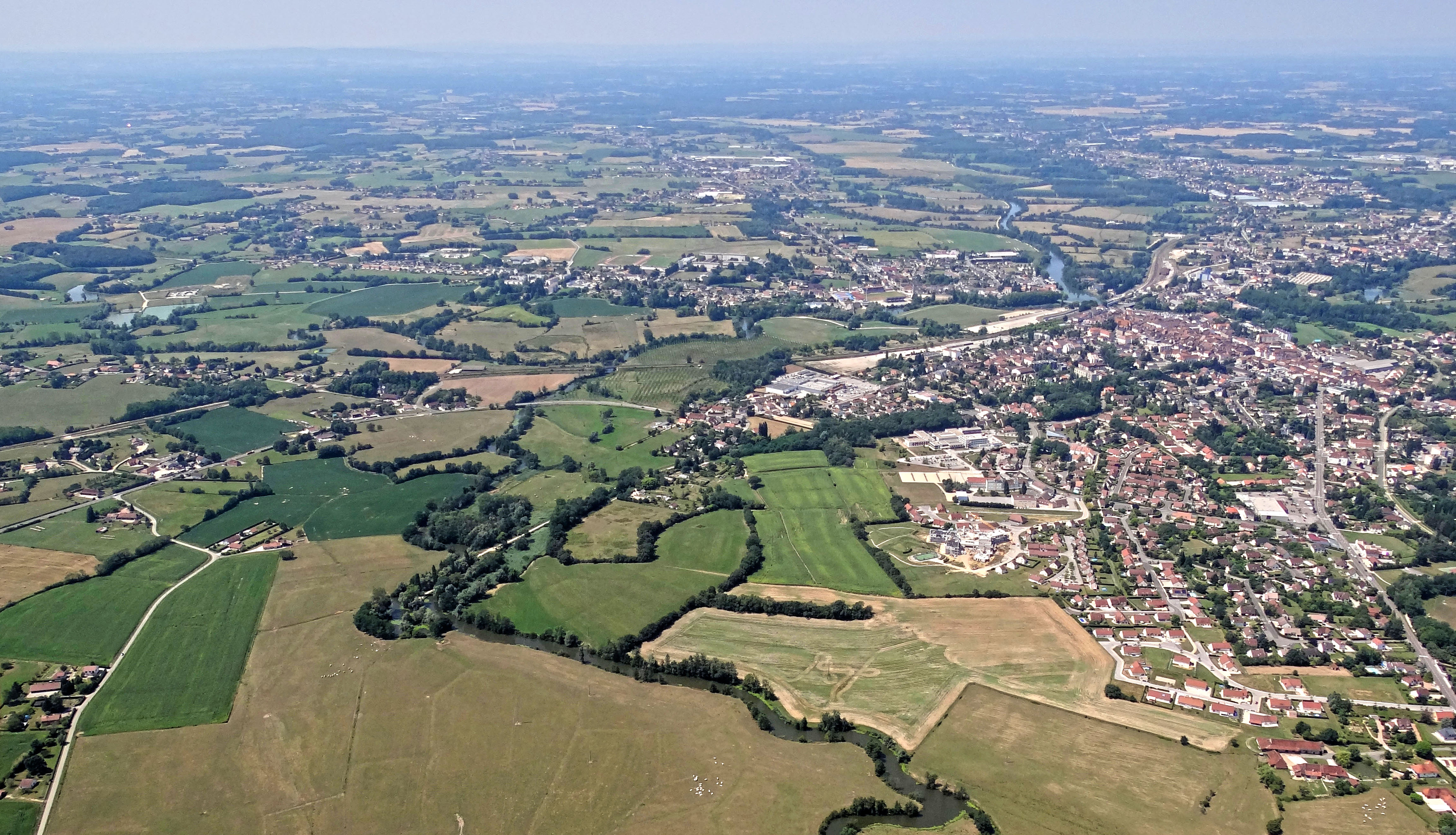 Avec 10 000 habitants, l'agglomération louhannaise (Louhans-Châteaurenaud, Branges et Sornay) implantée autour de la vallée de la Seille à la confluence avec le Solomon et la Vallière (ici au premier plan), forme le cœur de la Bresse Bourguignonne. Les communes de Sornay et Branges s'étirent largement le long des routes de chaque côté de la vallée de la Seille (en arrière-plan) Avec 10 000 habitants, l’agglomération louhannaise (Louhans-Châteaurenaud, Branges et Sornay) implantée autour de la vallée de la Seille à la confluence avec le Solomon et la Vallière (ici au premier plan), forme le cœur de la Bresse Bourguignonne. Les communes de Sornay et Branges s’étirent largement le long des routes de chaque côté de la vallée de la Seille (en arrière-plan)