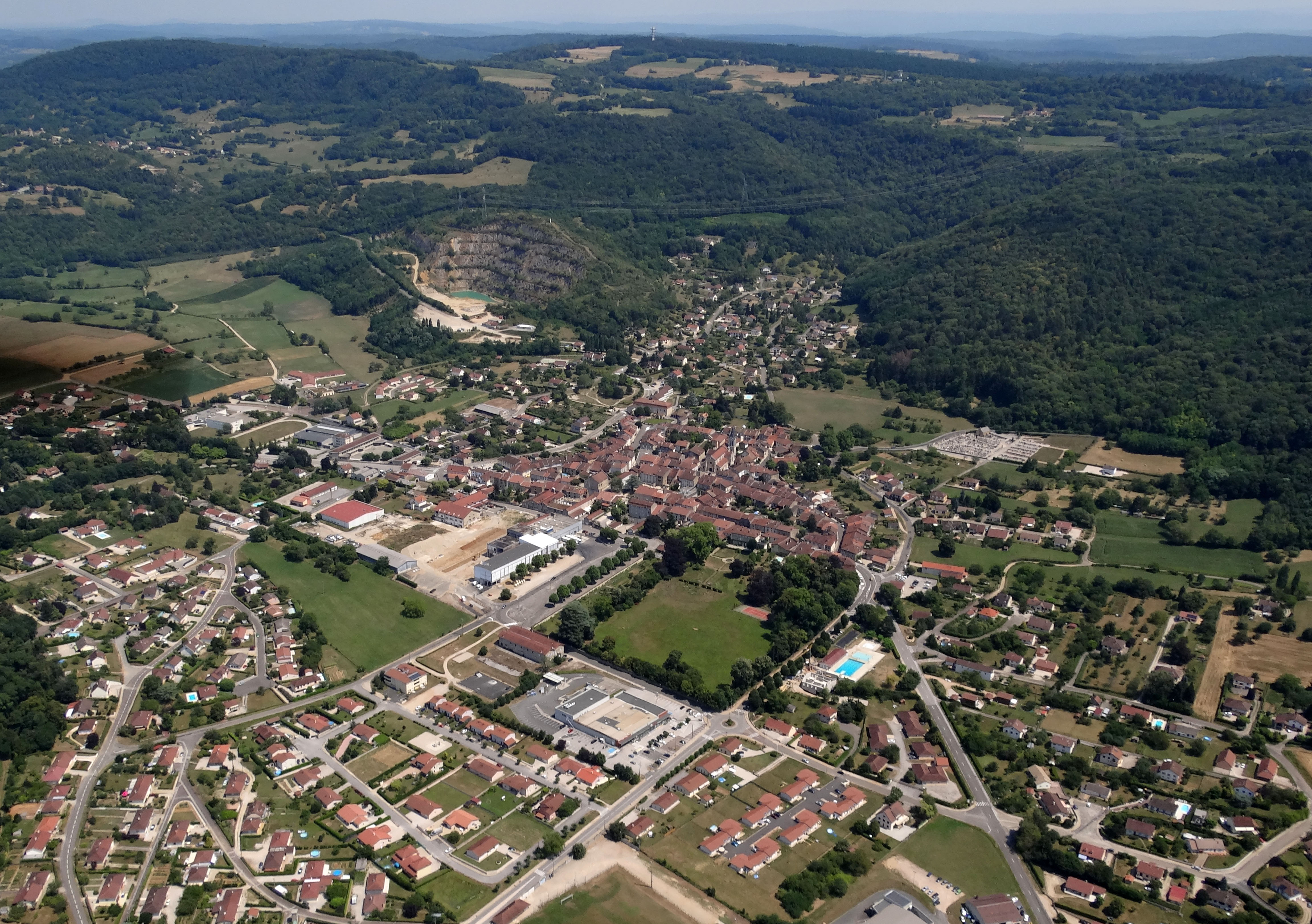 Avec 610 m d'altitude, la sous-unité du Revermont, qui annonce le massif du Jura, constitue un belvédère sur la Bresse Bourguignonne et borde l'horizon vers l'est. Le pied du Revermont est jalonné de nombreux bourgs (comme ici Cuiseaux) reliés par les voies qui longent le massif. Avec 610 m d’altitude, la sous-unité du Revermont, qui annonce le massif du Jura, constitue un belvédère sur la Bresse Bourguignonne et borde l’horizon vers l’est. Le pied du Revermont est jalonné de nombreux bourgs (comme ici Cuiseaux) reliés par les voies qui longent le massif.