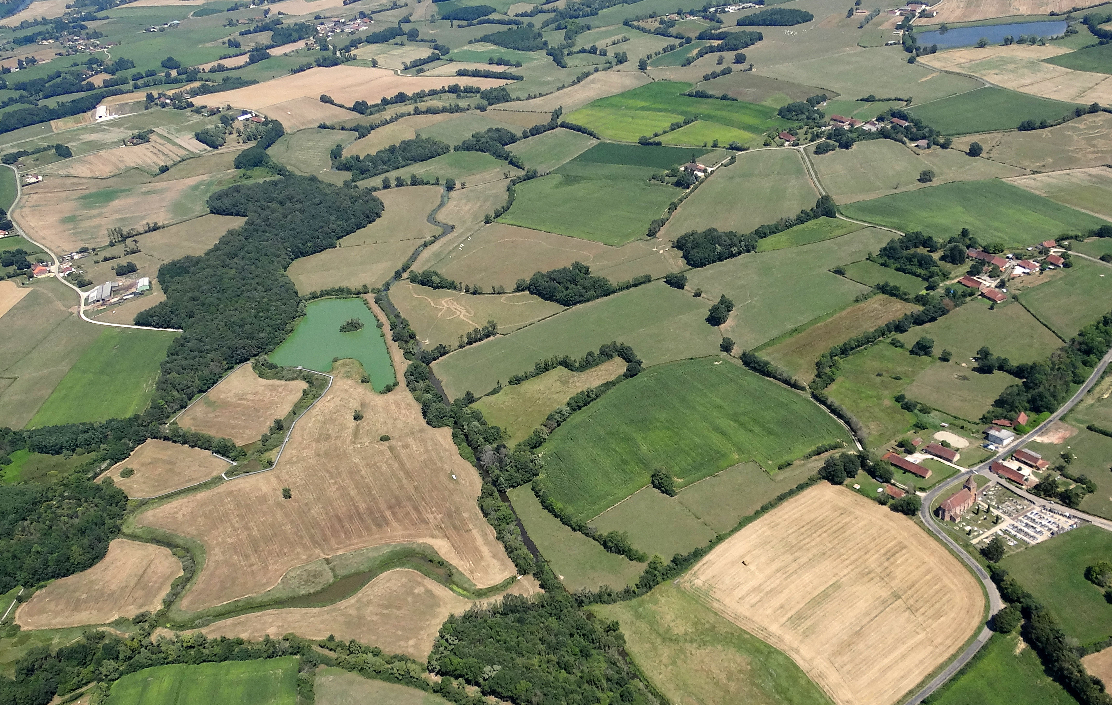 La Bresse présente un patchwork de parcelles où se mêlent prairies, céréales, maïs… La trame bocagère haute typique du paysage bressan tend à se disloquer avec l'extension des cultures et le regroupement parcellaire. Ménetreuil et Bantanges La Bresse présente un patchwork de parcelles où se mêlent prairies, céréales, maïs… La trame bocagère haute typique du paysage bressan tend à se disloquer avec l’extension des cultures et le regroupement parcellaire. Ménetreuil et Bantanges