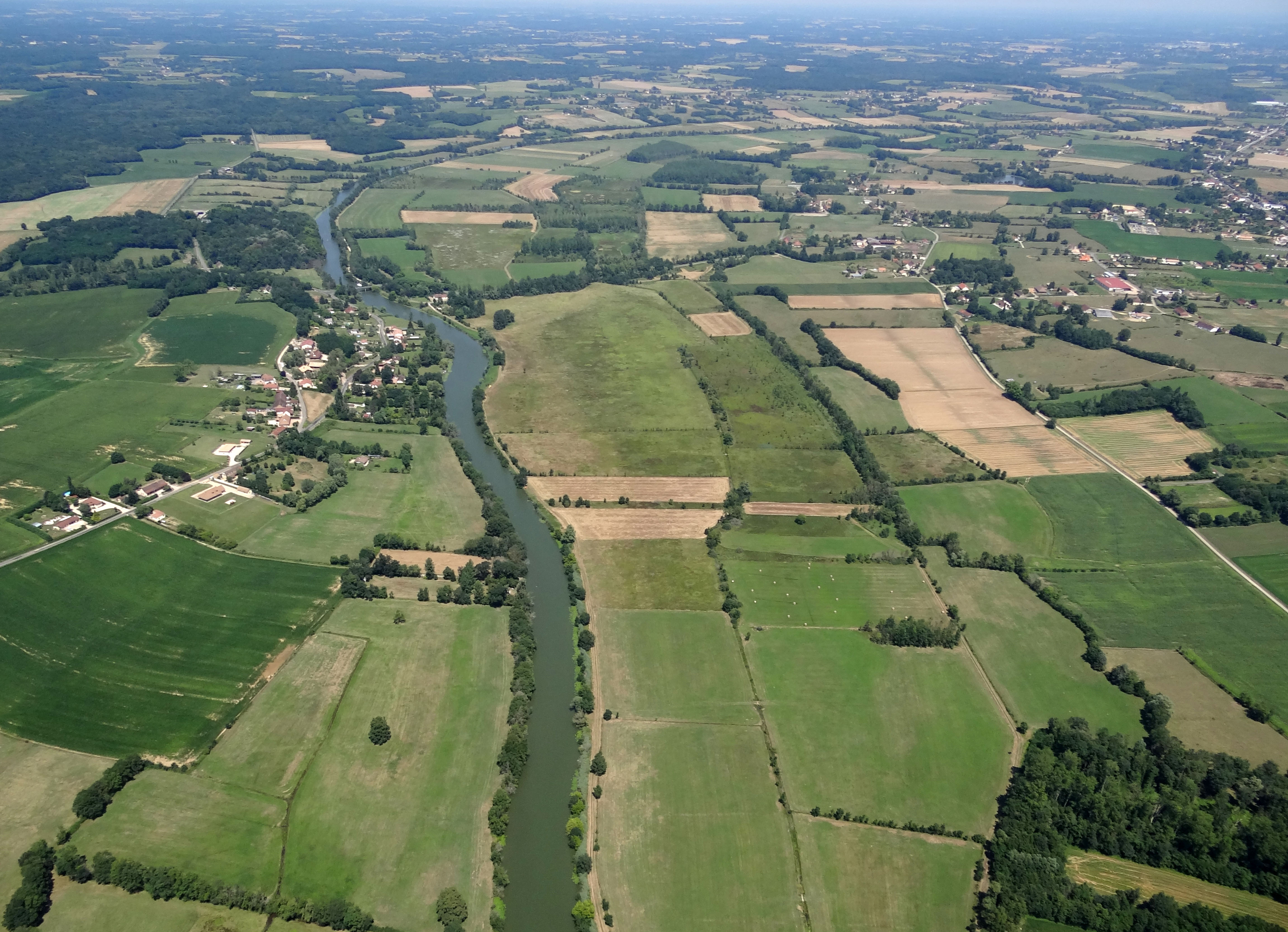 Les vallées et au premier rang celle de la Seille concentrent l'essentiel des inventaires et les protections naturalistes pour la présence de tourbières, étangs et des nombreuses prairies humides. A gauche Huilly-sur-Seille et le port de Chevreuse sur la Seille, à droite Rancy. Les vallées et au premier rang celle de la Seille concentrent l’essentiel des inventaires et les protections naturalistes pour la présence de tourbières, étangs et des nombreuses prairies humides. A gauche Huilly-sur-Seille et le port de Chevreuse sur la Seille, à droite Rancy.