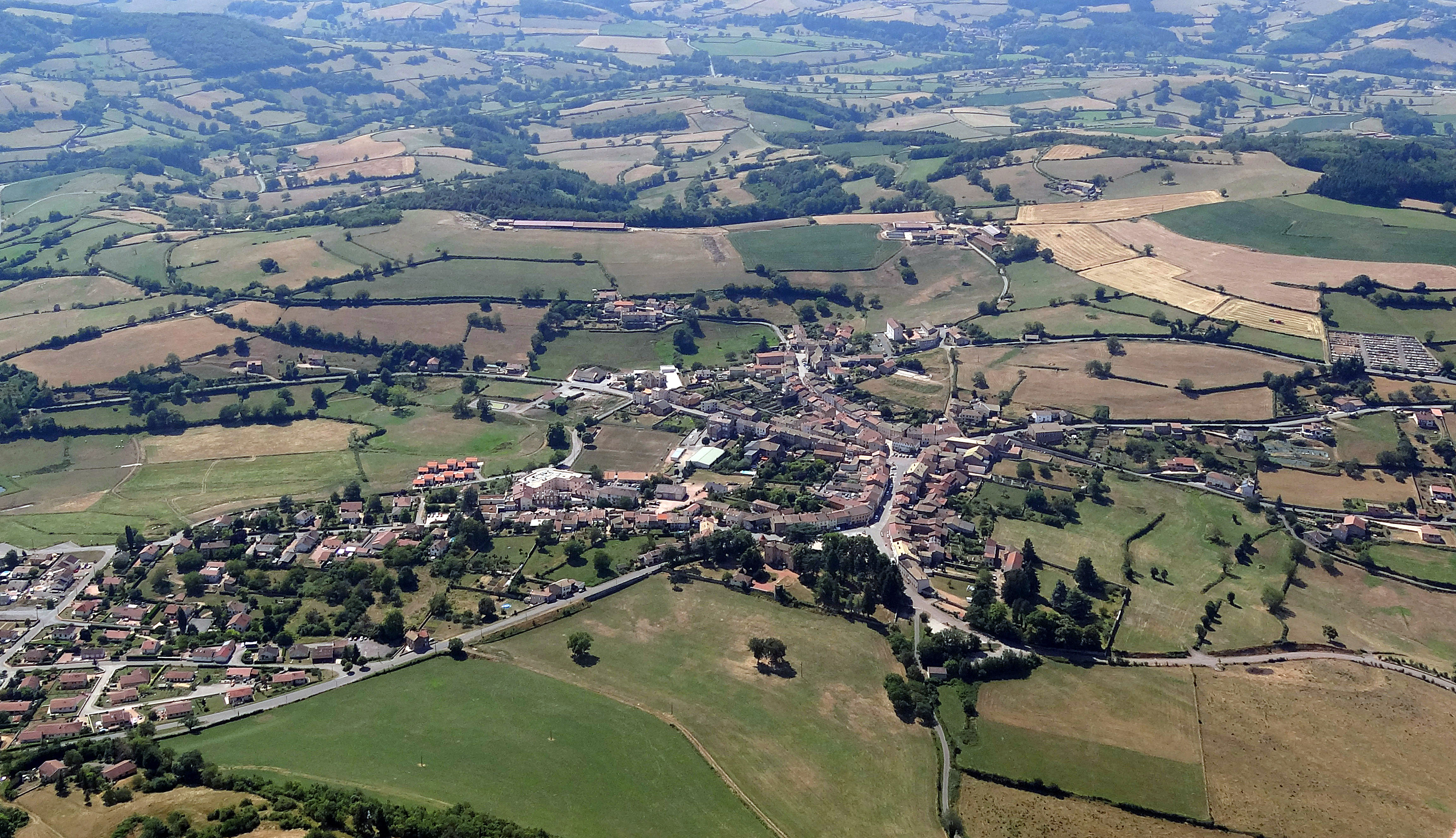 Les implantations villageoises sont très variées, sans qu’une dominante ne se dessine. Tramayes implanté sur le versant ensoleillé d’un col, forme un bourg de 1000 habitants dans la haute vallée du Valouzin.