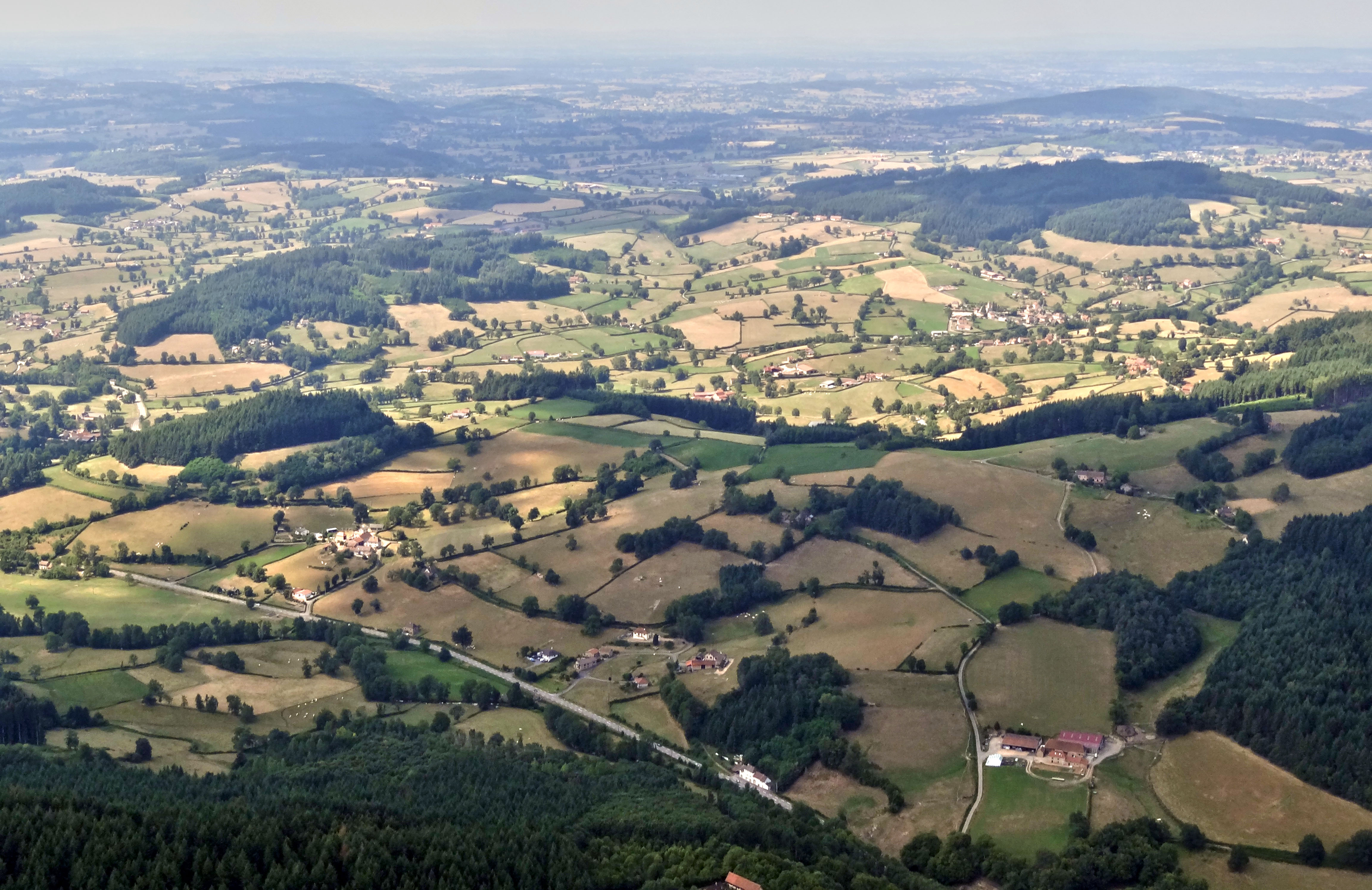 À l’est, dans le Haut-Brionnais le relief s'accentue, se creuse et est ponctué de buttes élevées. Le paysage prend par endroit un caractère montagnard. Au premier plan la vallée du Sornin te les hameaux de Grand et Petit Poiseuil ainsi que la ferme du Replat. Au second plan Châtenay et la vallée du Bief.