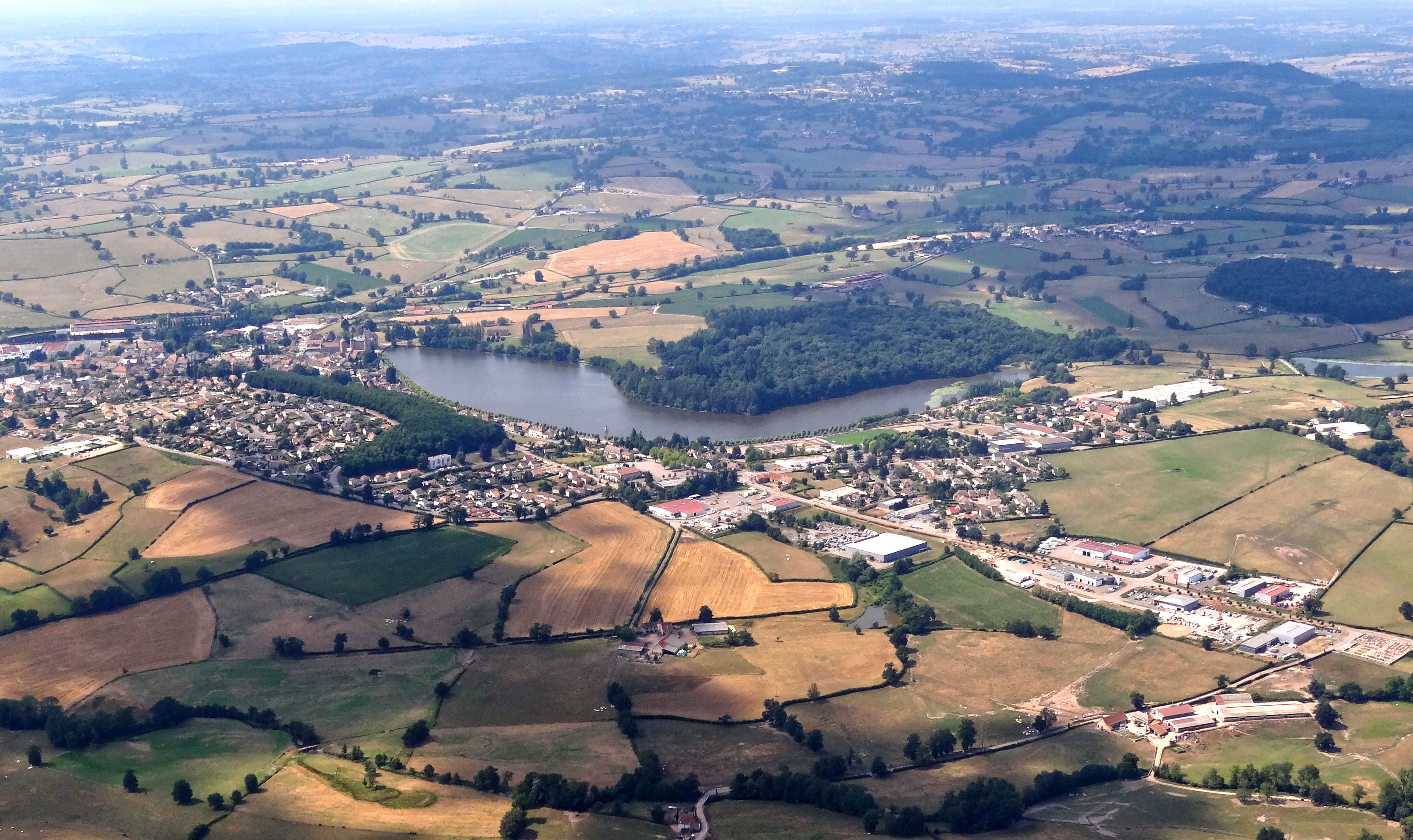 La Clayette (1800 habitants) est le deuxième pôle urbain du Brionnais après Chauffailles. Autour du cœur patrimonial, le bourg s’est développé par d’importants quartiers pavillonnaires et d’activités qui s’étirent le long des entrées de bourg. Au premier plan le Sornin souligné par sa ripisylve.