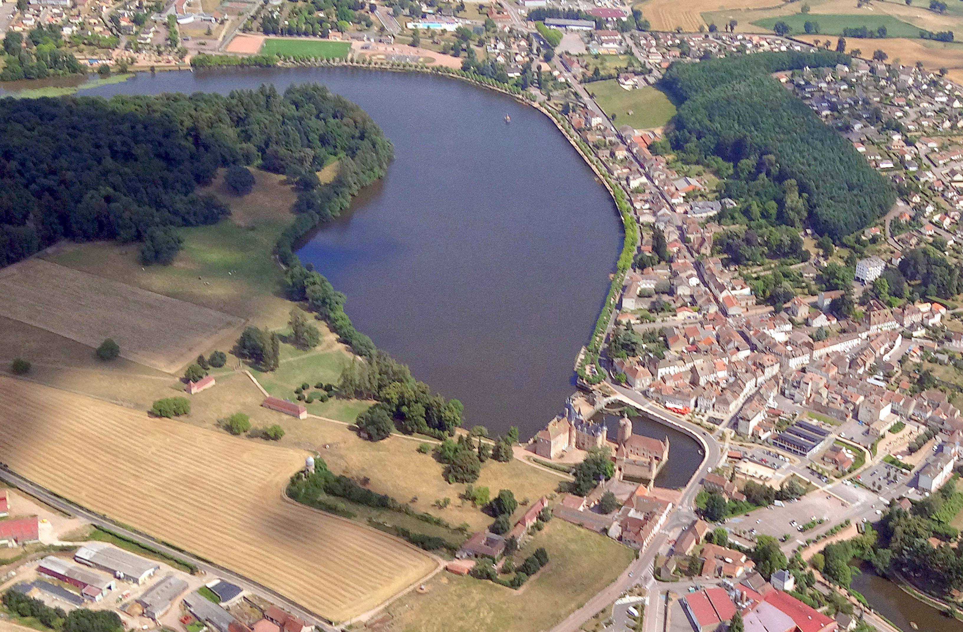 Accolé au bourg de La Clayette, le château avec ses douves reliées à un étang de 30 ha, et son parc, bénéficie de multiples protections au titre des monuments historiques, l’ensemble est également classé au titre des sites.