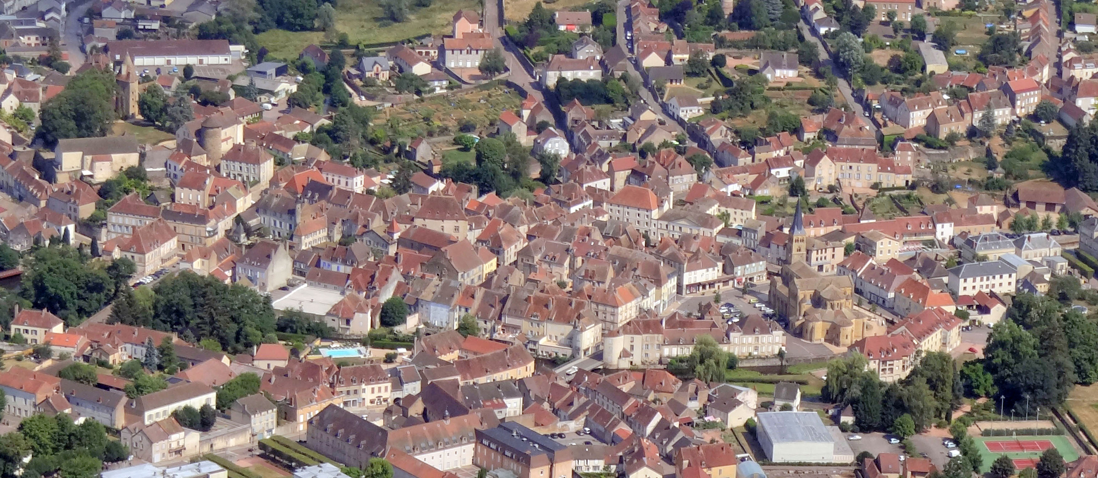 Les villes concentrent une partie du patrimoine bâti protégé du Charolais. Ici le centre historique de Charolles, cité de Charles-le-Téméraire et ancienne capitale du Comté du Charolais, conserve de nombreux vestiges des XVe et XVIe siècles dont trois bâtiments sont inscrits parmi les monuments historiques : le couvent des Ursulines, la tour à diamant et le château de Charles-le-Téméraire.