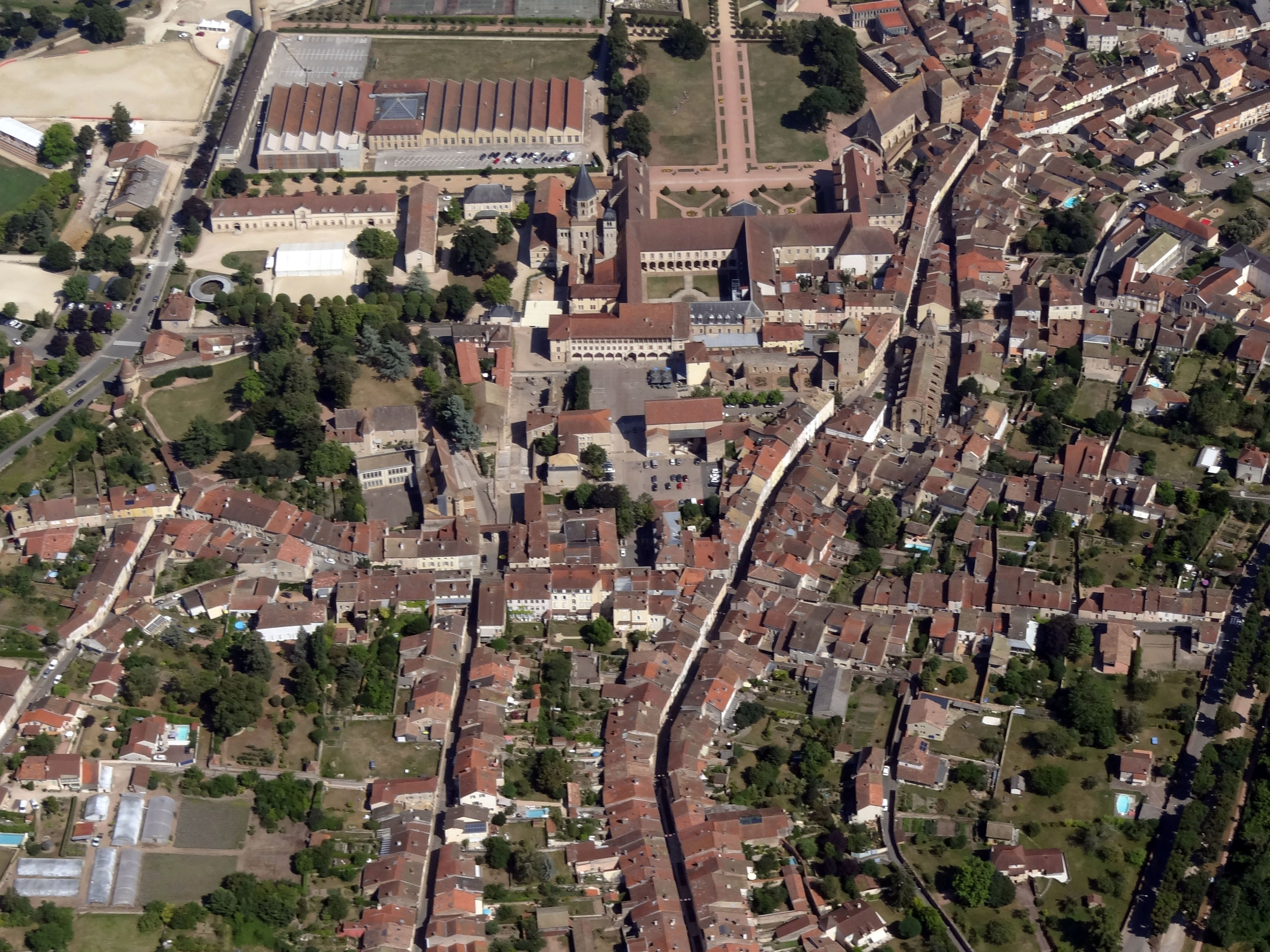 La ville-abbaye de Cluny est un des sites patrimoniaux phare du département. Elle concentre un grand nombre de patrimoines protégés au titre des sites ou des monuments historiques
