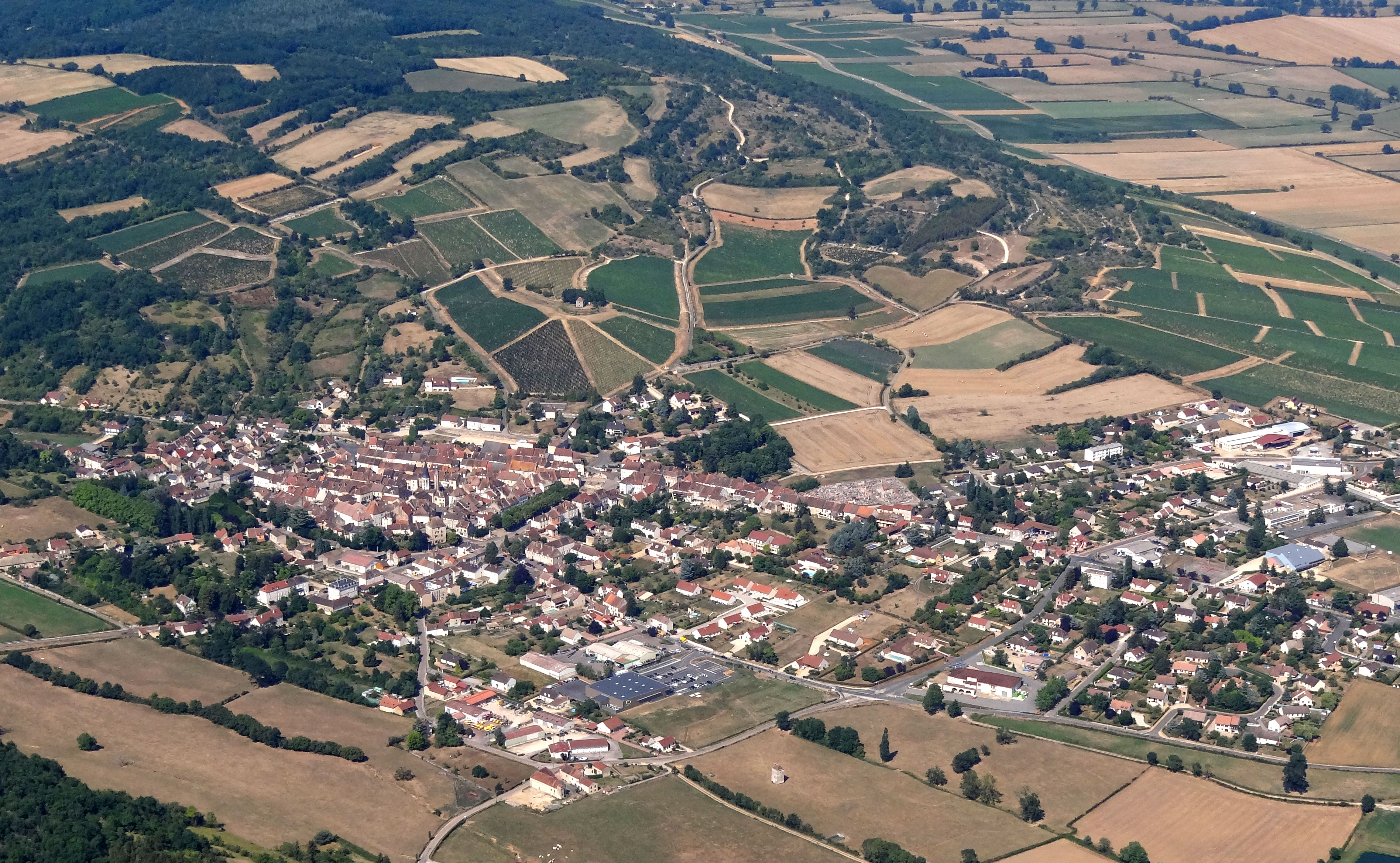 La Côte Chalonnaise présente un territoire à l’habitat groupé, avec une forte densité de villages et de bourgs, implantés sur les versants ou pour les plus importants en pied de côte, comme ici St-Gengoux-le-National avec son centre médiéval bien groupé et ses extensions contemporaines étirées vers la plaine.