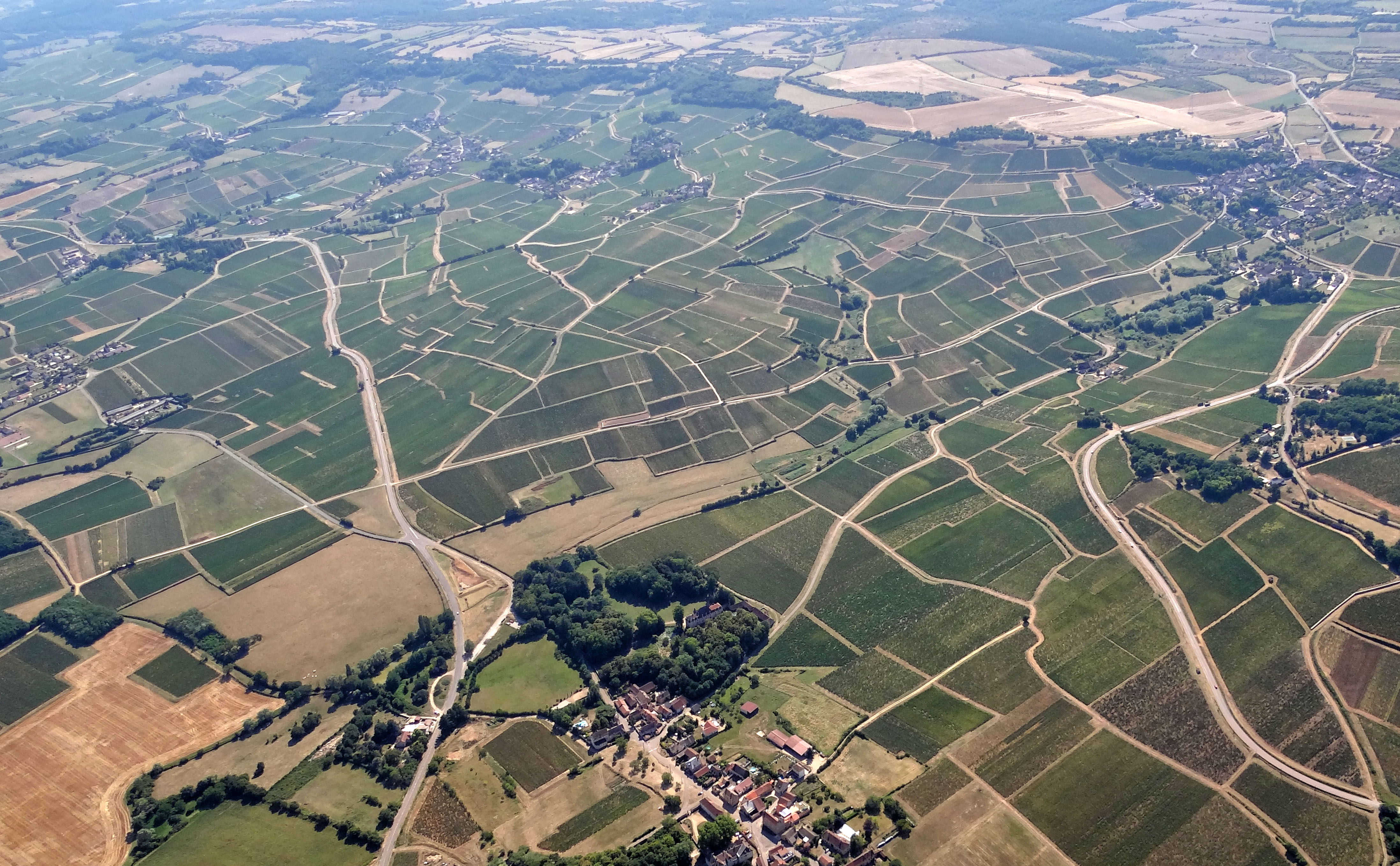 La Côte Chalonnaise assure la transition entre les terrasses de la vallée de la Saône à l’Est et les vallées bocagères à l’Ouest. Formant une barrière linéaire, orientée nord/sud, la côte est sculptée par de nombreuses combes qui l’entaillent et génèrent des paysages plus intimes (au premier plan le ruisseau de la Ratte et le vallon de Montagny-lès-Buxy).