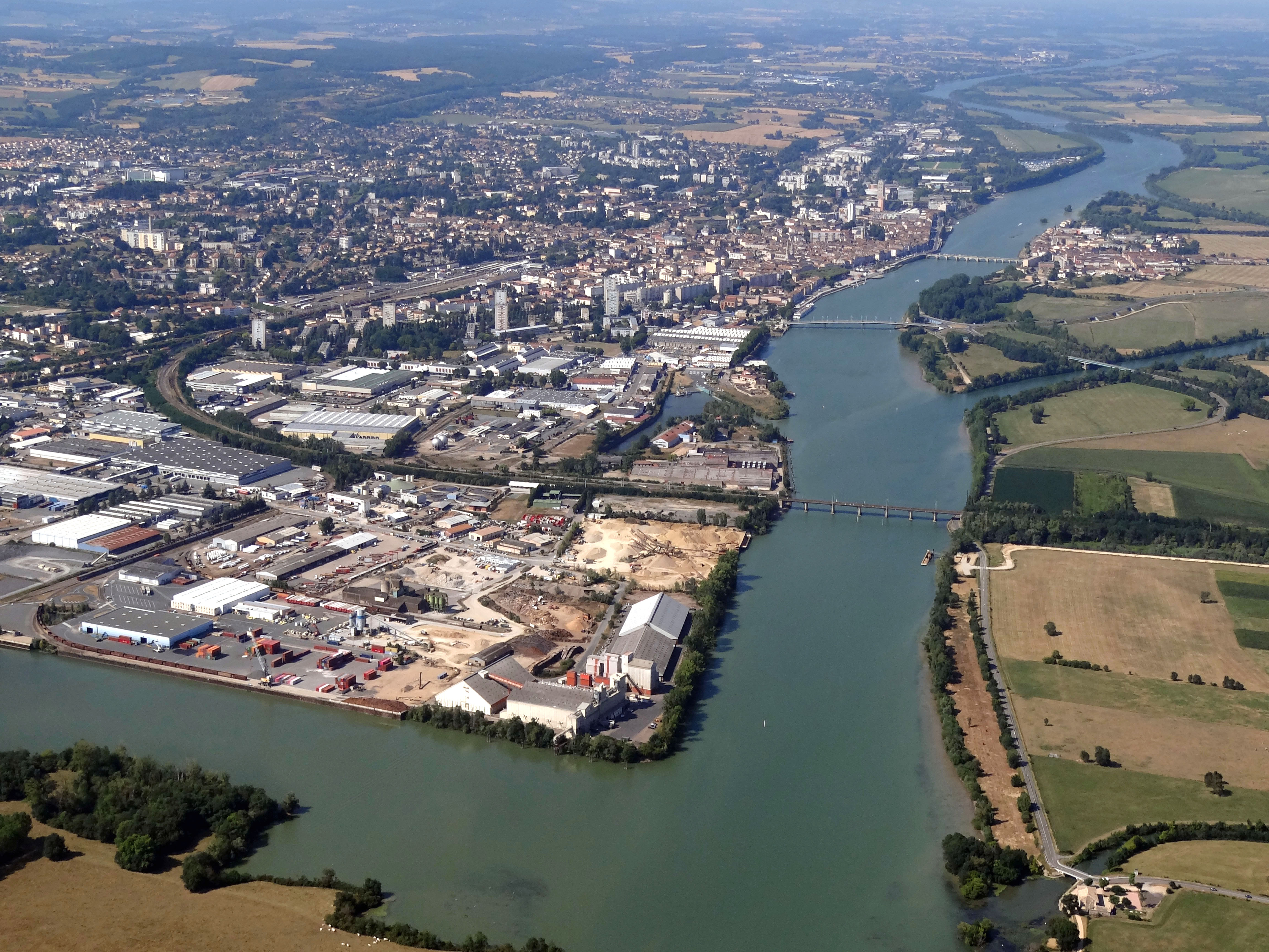 Les villes de Chalon-sur-Saône, de Tournus, de Mâcon se sont implantées en bord de Saône, présentant toutes trois un front bâti sur la Saône associé à des ponts, des quais et des installations portuaires. Mâcon et sa zone industrielle sud. 