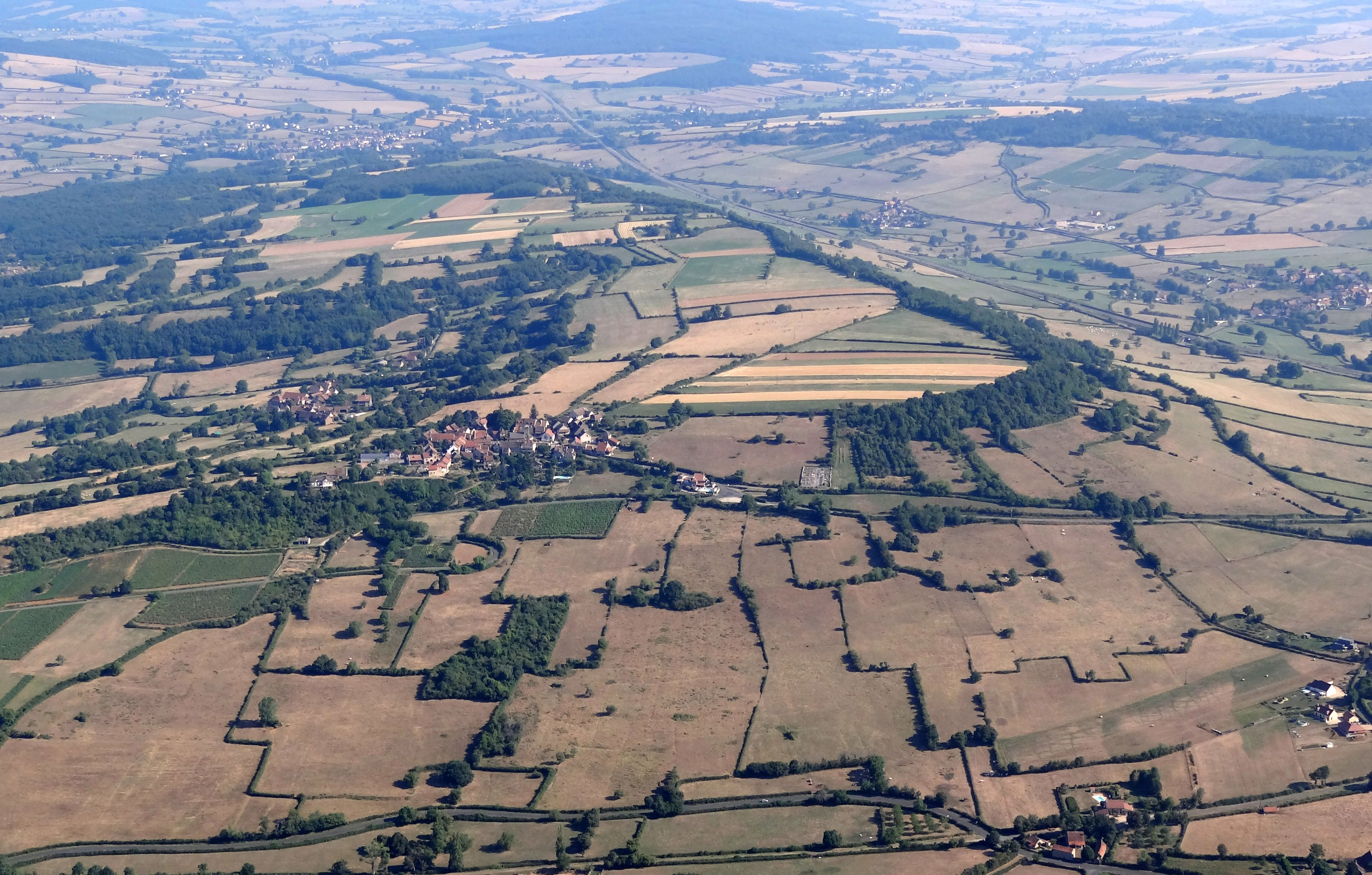 Les roches sont disposées globalement en bandes orientées nord-sud. Au nord, les roches calcaires et les marnes jurassiques de l’arrière-côte chalonnaise sont bordées à l’ouest de massifs granitiques. Le relief jurassique de St-Clément-sur-Guye (village au premier plan) forme une barrière rectiligne entre les vallées de la Guye et de son affluent, le ruisseau des Rigoulots.