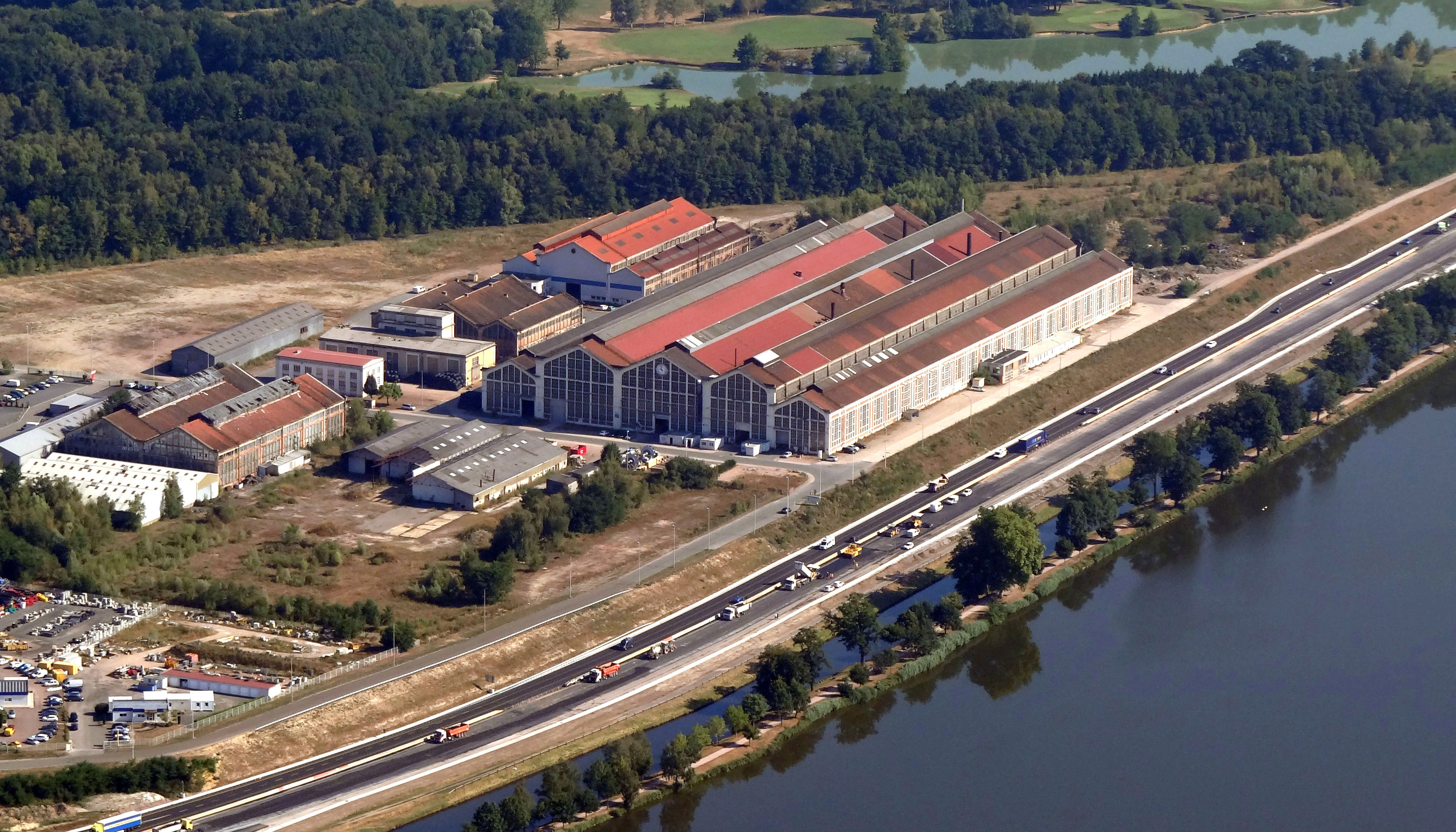 Le passé industriel a laissé un important patrimoine architectural, protégé ou non, qui marque le paysage urbain. La grande halle de la fonderie Henri-Paul, formée de cinq nefs accolées, à structure en béton armé et à charpente métallique à Montchanin