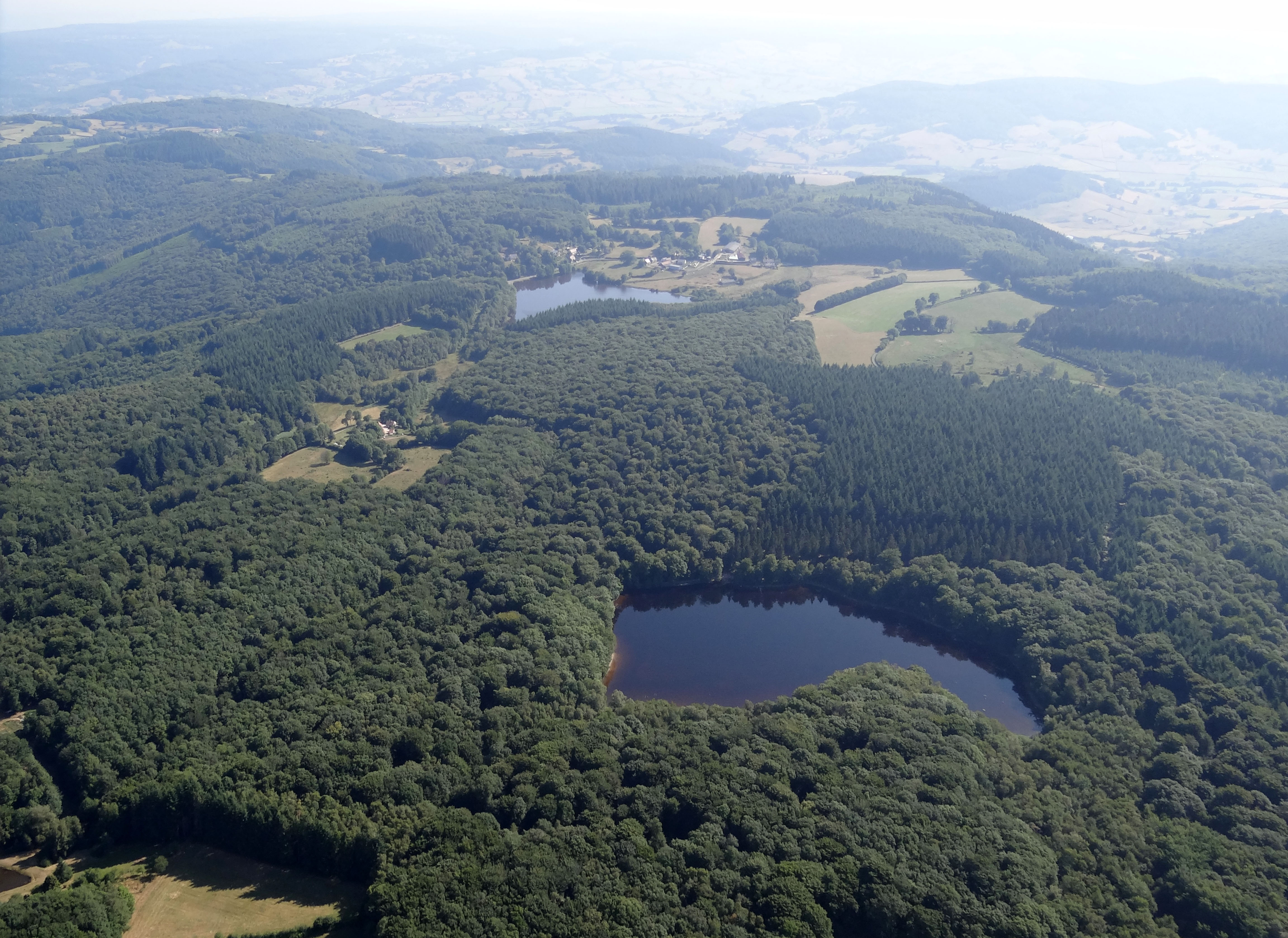 Dans le secteur d'Uchon, le granite est modérément acide mais dur. Sur les croupes en hauteur, le sol est maigre, voué à la forêt. Sur leur périphérie, les fortes pentes sont également en forêt. Les collines de bas de pente, en revanche, sont bocagères. Etang neuf et étang de Vauvillard, Uchon Dans le secteur d’Uchon, le granite est modérément acide mais dur. Sur les croupes en hauteur, le sol est maigre, voué à la forêt. Sur leur périphérie, les fortes pentes sont également en forêt. Les collines de bas de pente, en revanche, sont bocagères. Etang neuf et étang de Vauvillard, Uchon