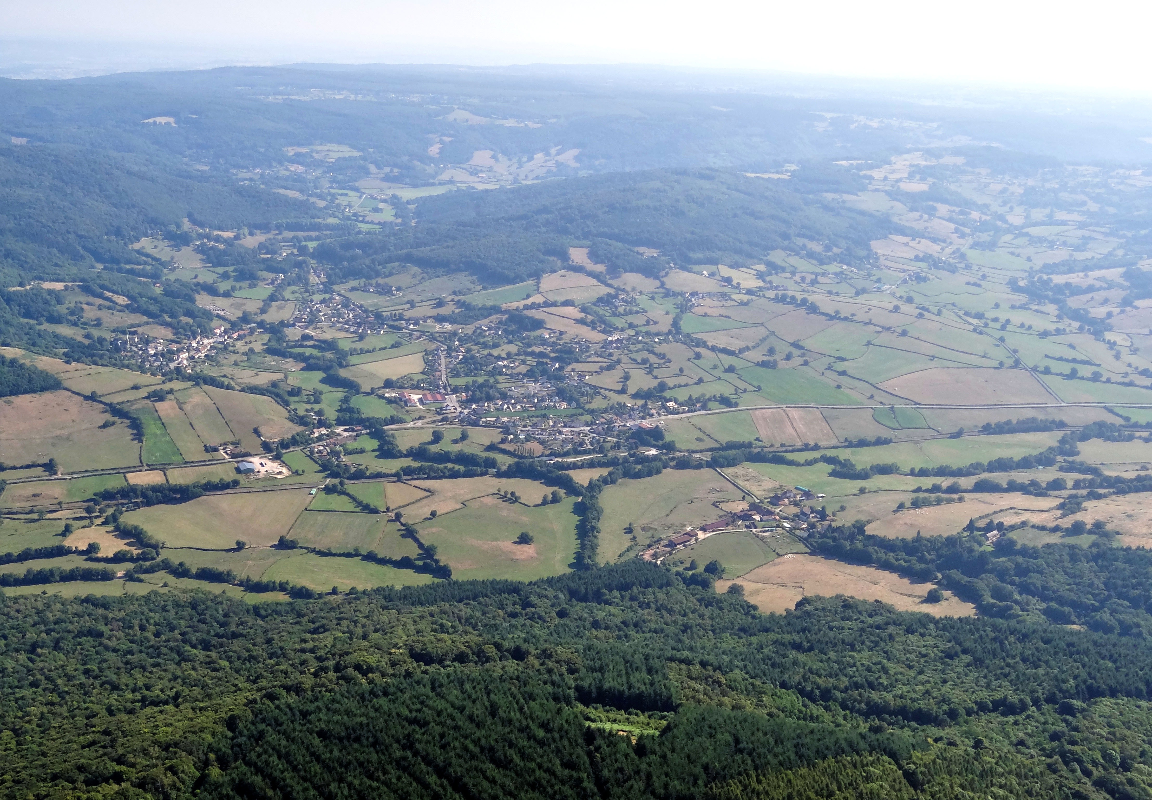 La vallée du Mesvrin avec son paysage ouvert, constitue un axe de circulation (route et voie ferrée) privilégié et a concentré la population, toutes ses communes dépassant les 800 habitants. Le village de Broye implanté à la confluence du vallon du Rançon et de la vallée du Mesvrin : à droite le village ancien groupé en pied de versant, au milieu les quartiers récents étirés le long des RD61 et RD120. La vallée du Mesvrin avec son paysage ouvert, constitue un axe de circulation (route et voie ferrée) privilégié et a concentré la population, toutes ses communes dépassant les 800 habitants. Le village de Broye implanté à la confluence du vallon du Rançon et de la vallée du Mesvrin : à droite le village ancien groupé en pied de versant, au milieu les quartiers récents étirés le long des RD61 et RD120.