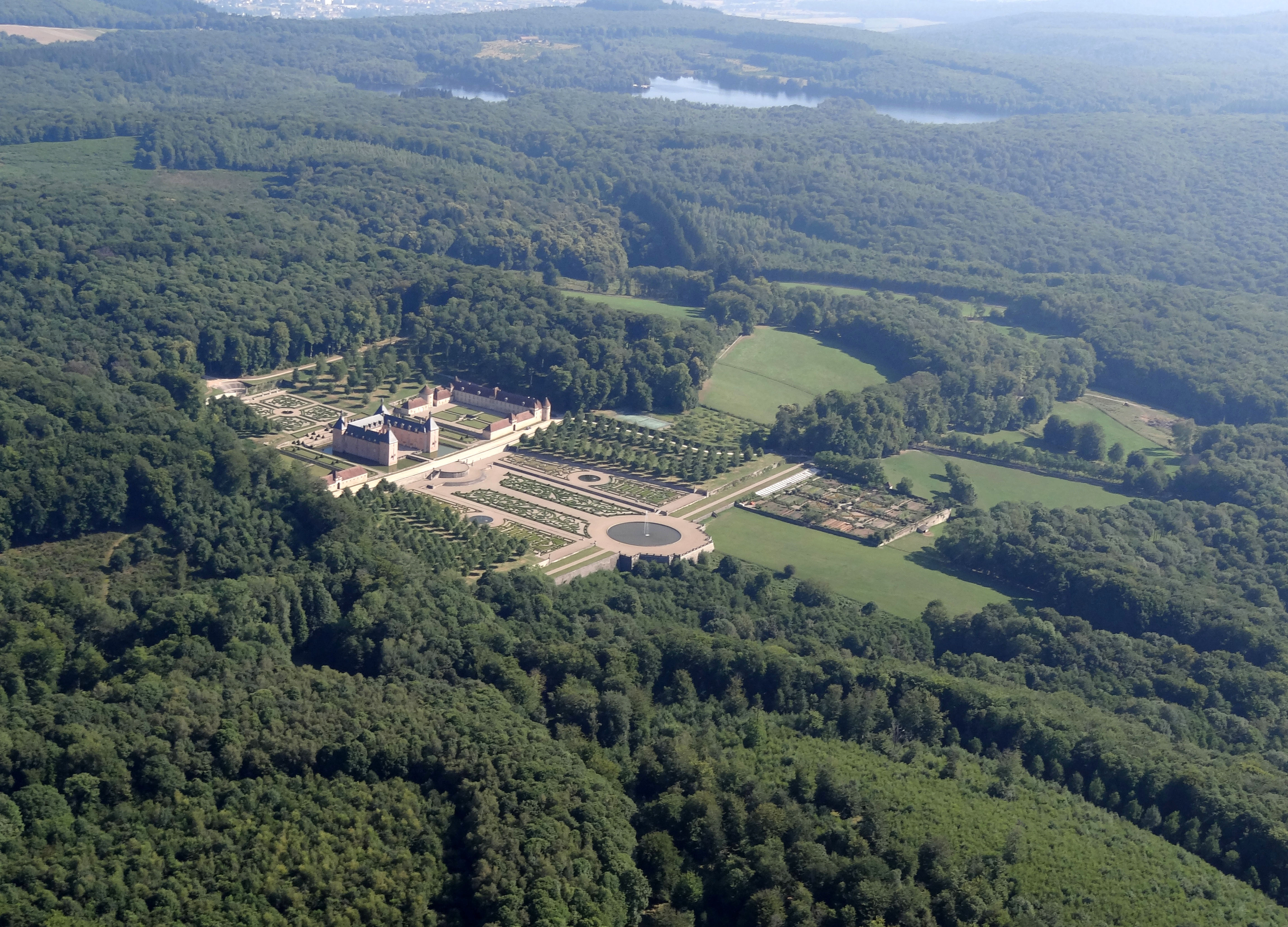 Le château de Montjeu, classé monument historique et la chênaie-hétraie de la forêt de Montjeu, identifiée en Znieff. Le château de Montjeu, classé monument historique et la chênaie-hétraie de la forêt de Montjeu, identifiée en Znieff.