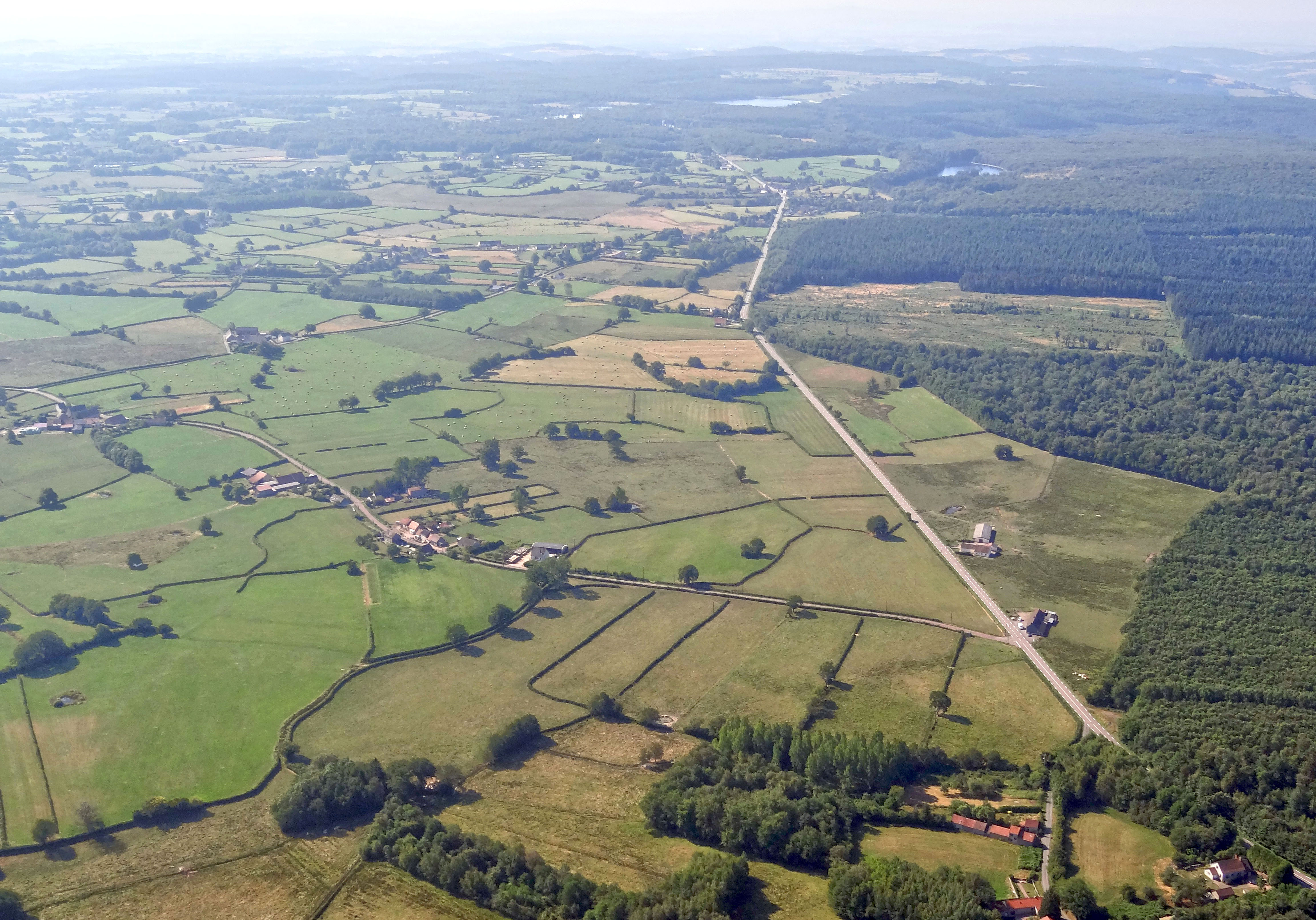 Le plateau d'Antully s'étend au sud-est d'Autun et de la vallée de l'Arroux. Il forme un plateau, large de 10 km sur 15 km, encadré par des versants aux fortes pentes. D'une altitude moyenne de 520 m, il s'élève très progressivement vers son rebord ouest. Au premier plan la maison forestière de la Rive du Bois, au second plan le hameau des Maulays, Antully Le plateau d'Antully s’étend au sud-est d’Autun et de la vallée de l’Arroux. Il forme un plateau, large de 10 km sur 15 km, encadré par des versants aux fortes pentes. D’une altitude moyenne de 520 m, il s’élève très progressivement vers son rebord ouest. Au premier plan la maison forestière de la Rive du Bois, au second plan le hameau des Maulays, Antully