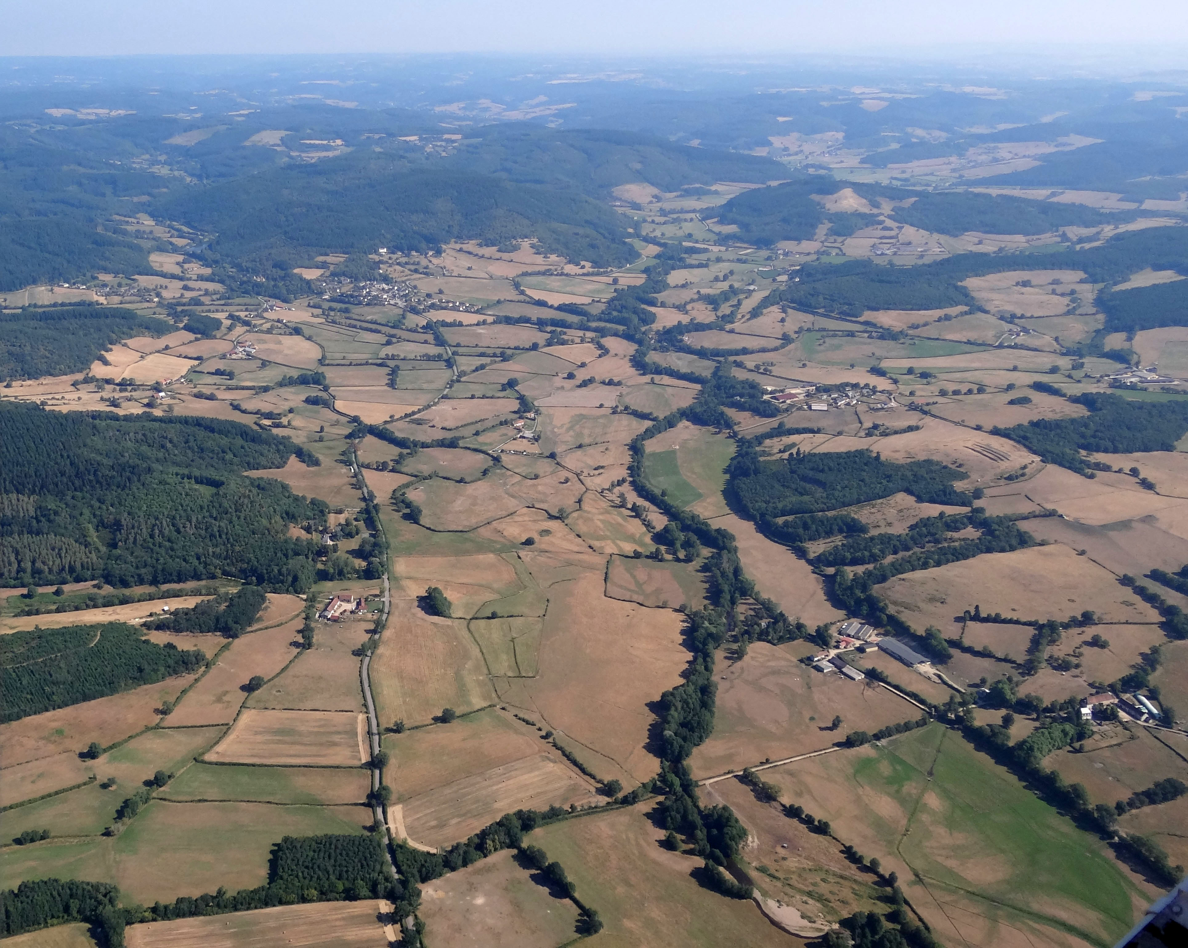 Dans la plaine d’Autun, les rivières morvandelles perdent leur vallée et confluent vers l’Arroux avec des parcours sinueux dans des fonds humides. Les versants forestiers du Morvan et de la Montagne Autunoise dominent le fond de vallée d’environ 200 m. Le Ternin à Tavernay