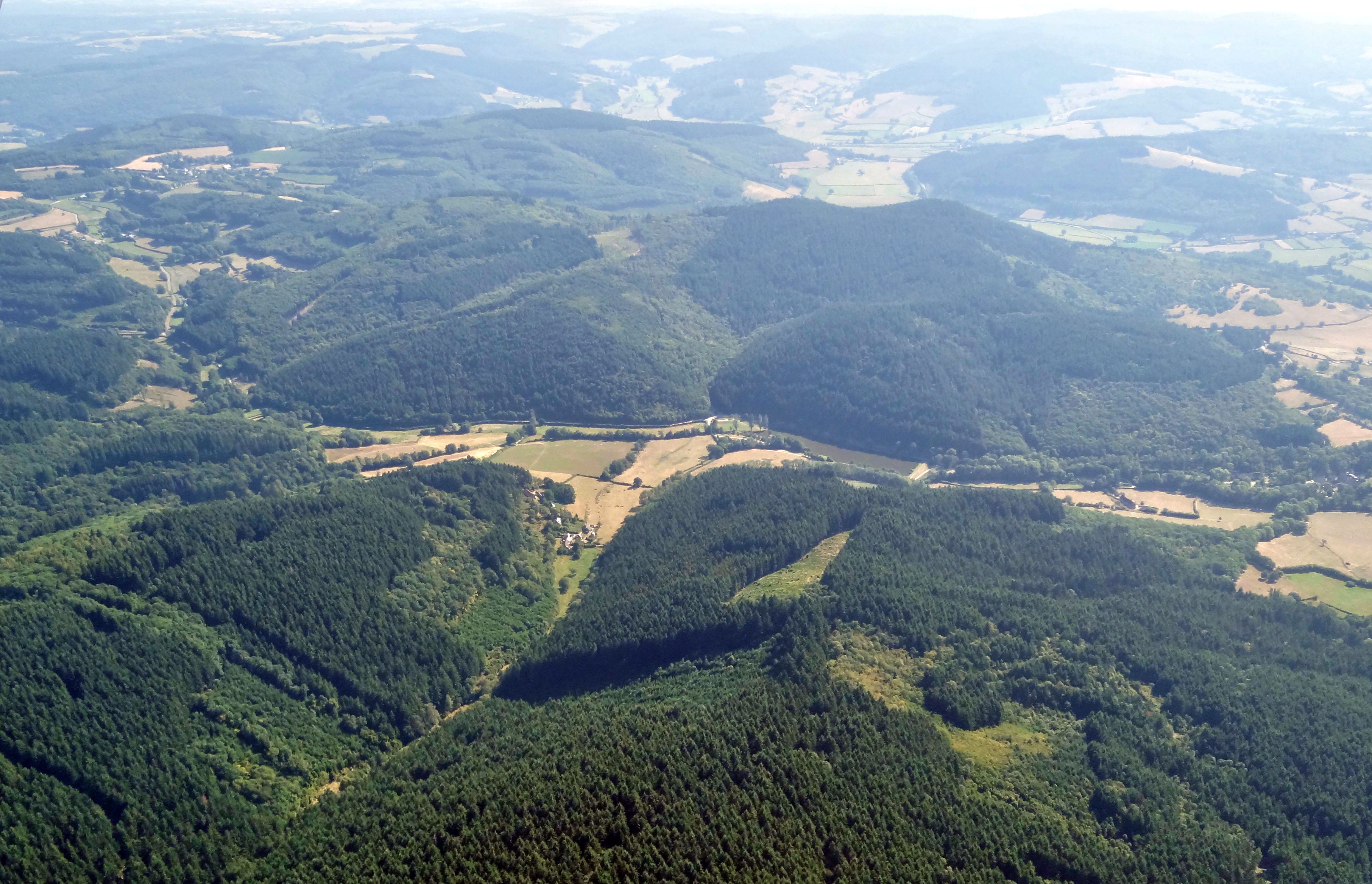 Depuis la plaine d’Autun, l’entrée dans le Morvan se fait par des vallées formant des couloirs encaissés cernés de versants boisés. Au premier plan, le vallon de la Trappe et de Valogne (Sommant) ; en arrière-plan, la vallée du Ternin.