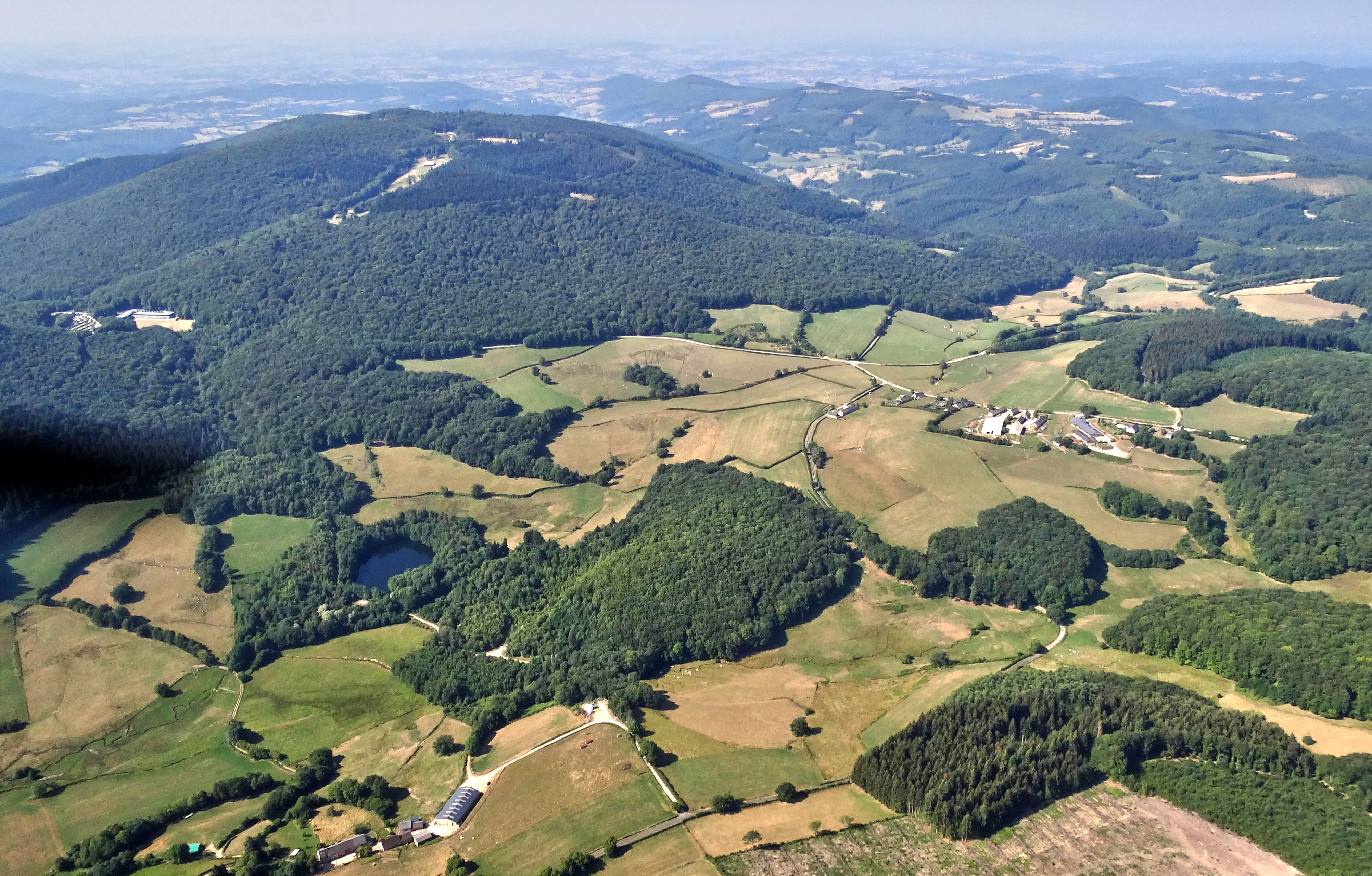 Situé à cheval entre la Nièvre et la Saône-et-Loire, le Mont Beuvray (ici en arrière-plan), siège de l’oppidum gaulois de Bibracte, constitue le site patrimonial majeur du Morvan Oriental. Au premier plan le hameau de l’Argentolle, au second plan le hameau de l’Echenault (Nièvre)
