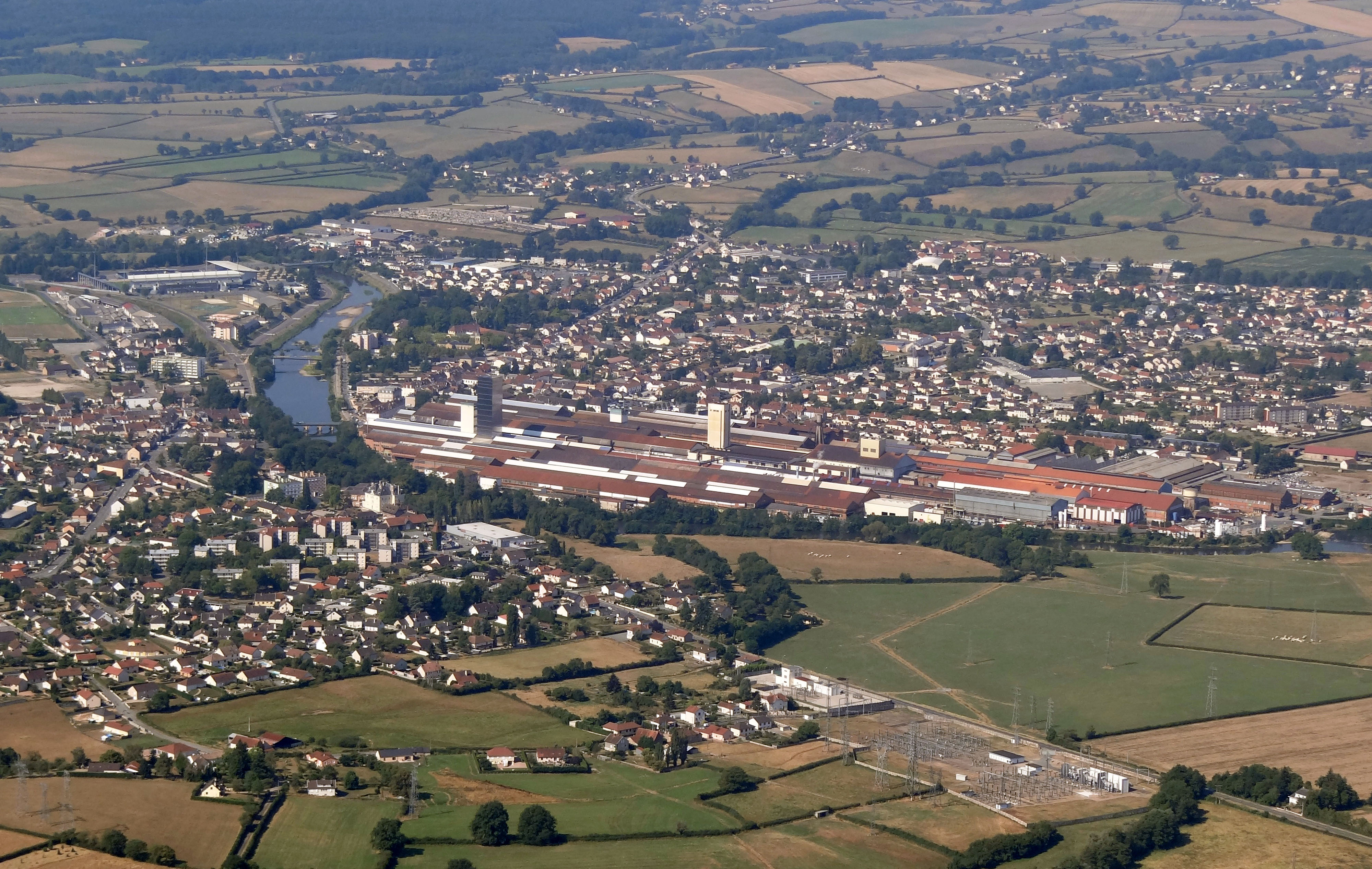 La vallée de l’Arroux est depuis longtemps une voie de communication importante qui a attiré sur ses berges de nombreuses villes (Autun, Gueugnon, Digoin). Ici Gueugnon présente son cœur industriel des forges le long de l’Arroux tandis que les quartiers ouvriers et de services s’étirent plus en retrait de la rivière.