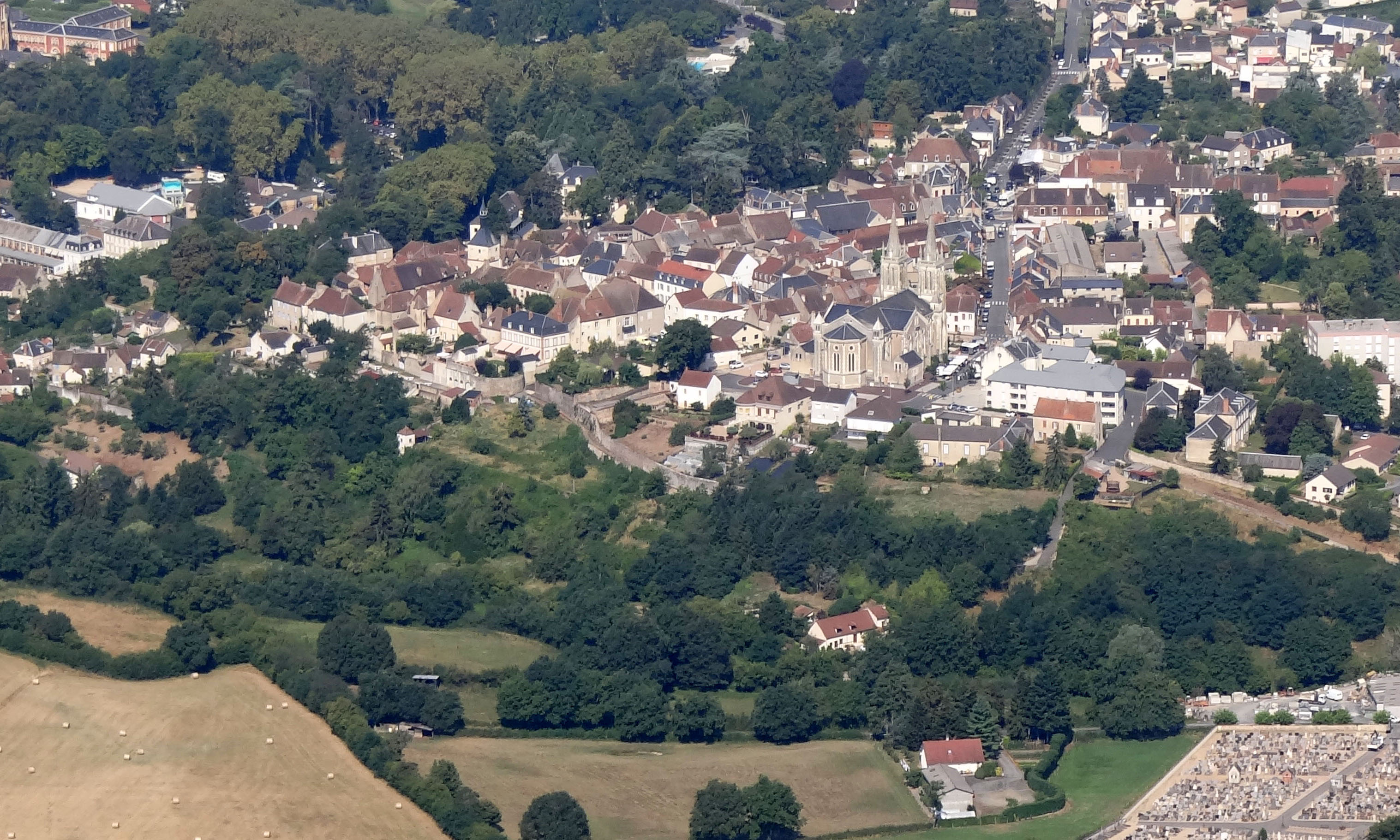 Le patrimoine protégé reste peu présent dans les Collines du Bourbonnais. Les remparts de Bourbon-Lancy sont protégés au titre des monuments historiques.