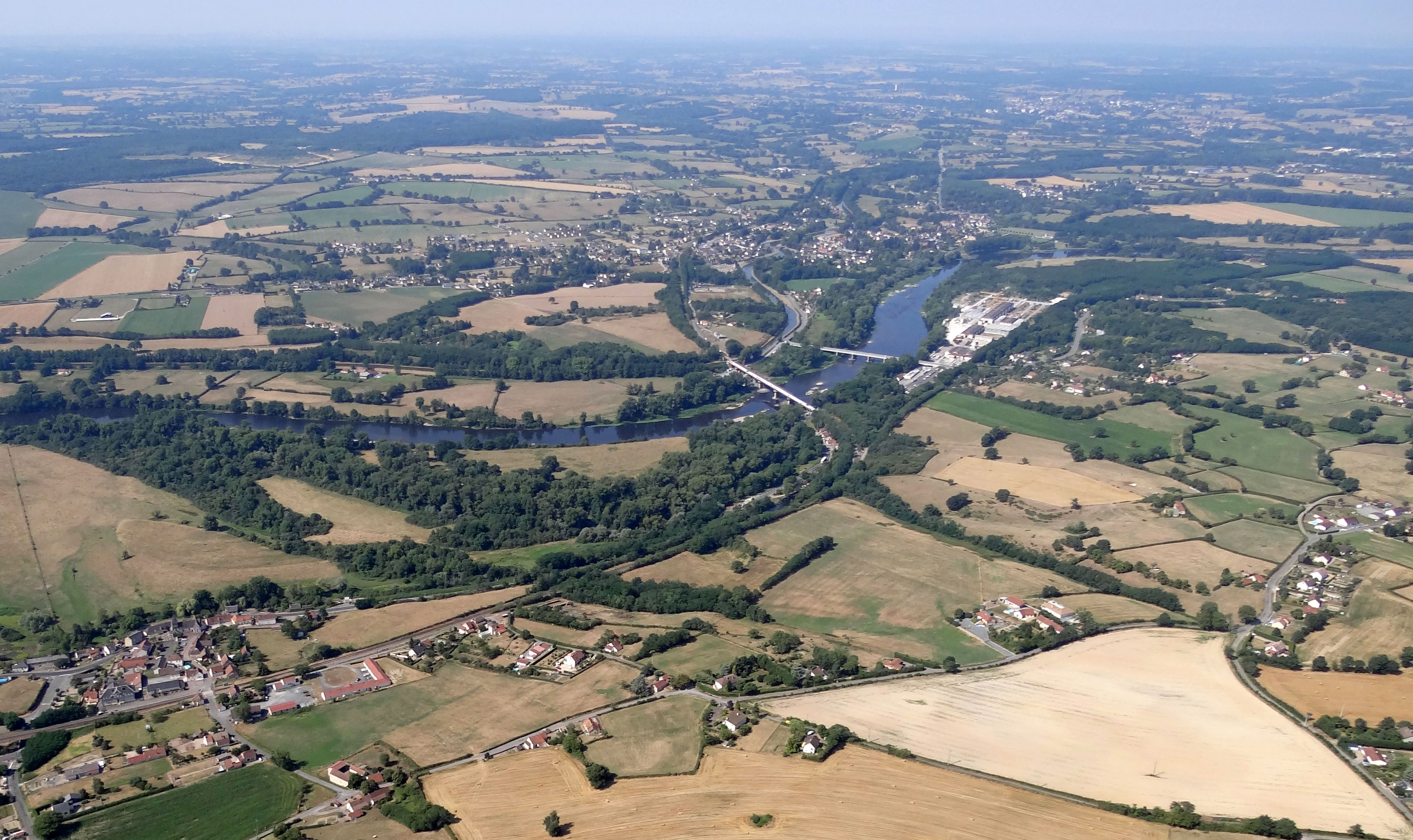 La vallée traverse deux Limagnes successives, séparées par un seuil au niveau de Bourbon-Lancy, que la Loire franchit entre deux coteaux granitiques qui forment les pointes extrêmes des roches du Morvan au nord et celle du Forez au sud. Sous la Loire, l'épaisseur de ces sédiments tertiaires (galets, sables, argiles) dépasse toujours 200 m, et atteint même 1000 m au niveau de Bourbon-Lancy au moment où le fleuve franchit le socle de gneiss et de granite. Au premier plan Gilly-sur-Loire et Diou de l'autre côté de la Loire, dans le département de l'Allier. Le resserrement de la vallée a facilité la traversée d'où les deux ponts ferroviaire et routier. Le canal latéral à la Loire a été contraint de se rapprocher du fleuve pour franchir ce verrou étroit de la vallée. La vallée traverse deux Limagnes successives, séparées par un seuil au niveau de Bourbon-Lancy, que la Loire franchit entre deux coteaux granitiques qui forment les pointes extrêmes des roches du Morvan au nord et celle du Forez au sud. Sous la Loire, l’épaisseur de ces sédiments tertiaires (galets, sables, argiles) dépasse toujours 200 m, et atteint même 1000 m au niveau de Bourbon-Lancy au moment où le fleuve franchit le socle de gneiss et de granite. Au premier plan Gilly-sur-Loire et Diou de l’autre côté de la Loire, dans le département de l’Allier. Le resserrement de la vallée a facilité la traversée d’où les deux ponts ferroviaire et routier. Le canal latéral à la Loire a été contraint de se rapprocher du fleuve pour franchir ce verrou étroit de la vallée.