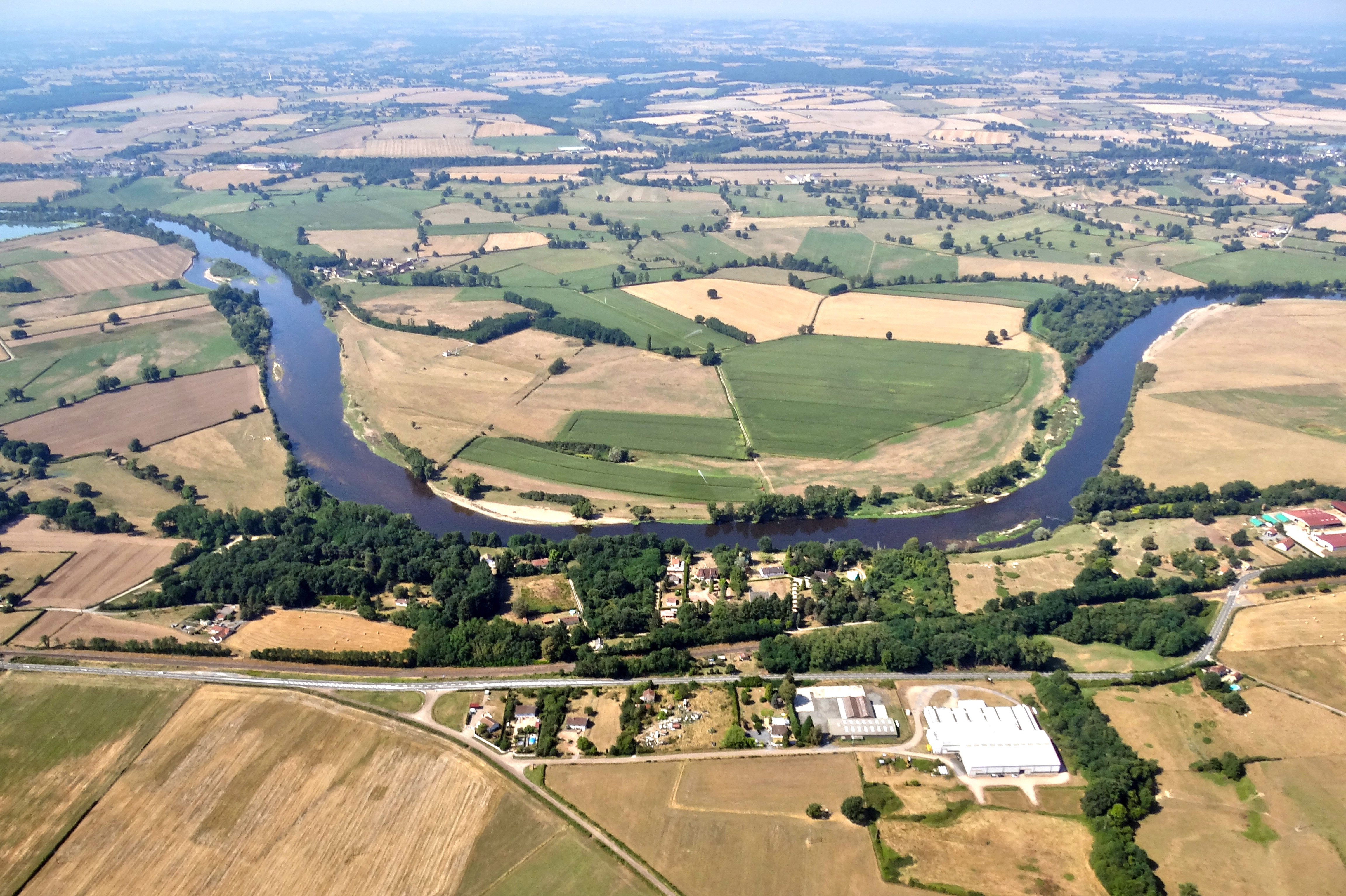 Les prairies bocagères dominent dans les parties les plus basses de la vallée, régulièrement submergées lors des crues. Les terres en dehors de la zone d'inondation forment des poches de grandes cultures céréalières et fourragères au paysage très ouvert. Au premier plan le hameau du Got situé sur une terrasse hors d'eau. St-Agnan Les prairies bocagères dominent dans les parties les plus basses de la vallée, régulièrement submergées lors des crues. Les terres en dehors de la zone d’inondation forment des poches de grandes cultures céréalières et fourragères au paysage très ouvert. Au premier plan le hameau du Got situé sur une terrasse hors d’eau. St-Agnan