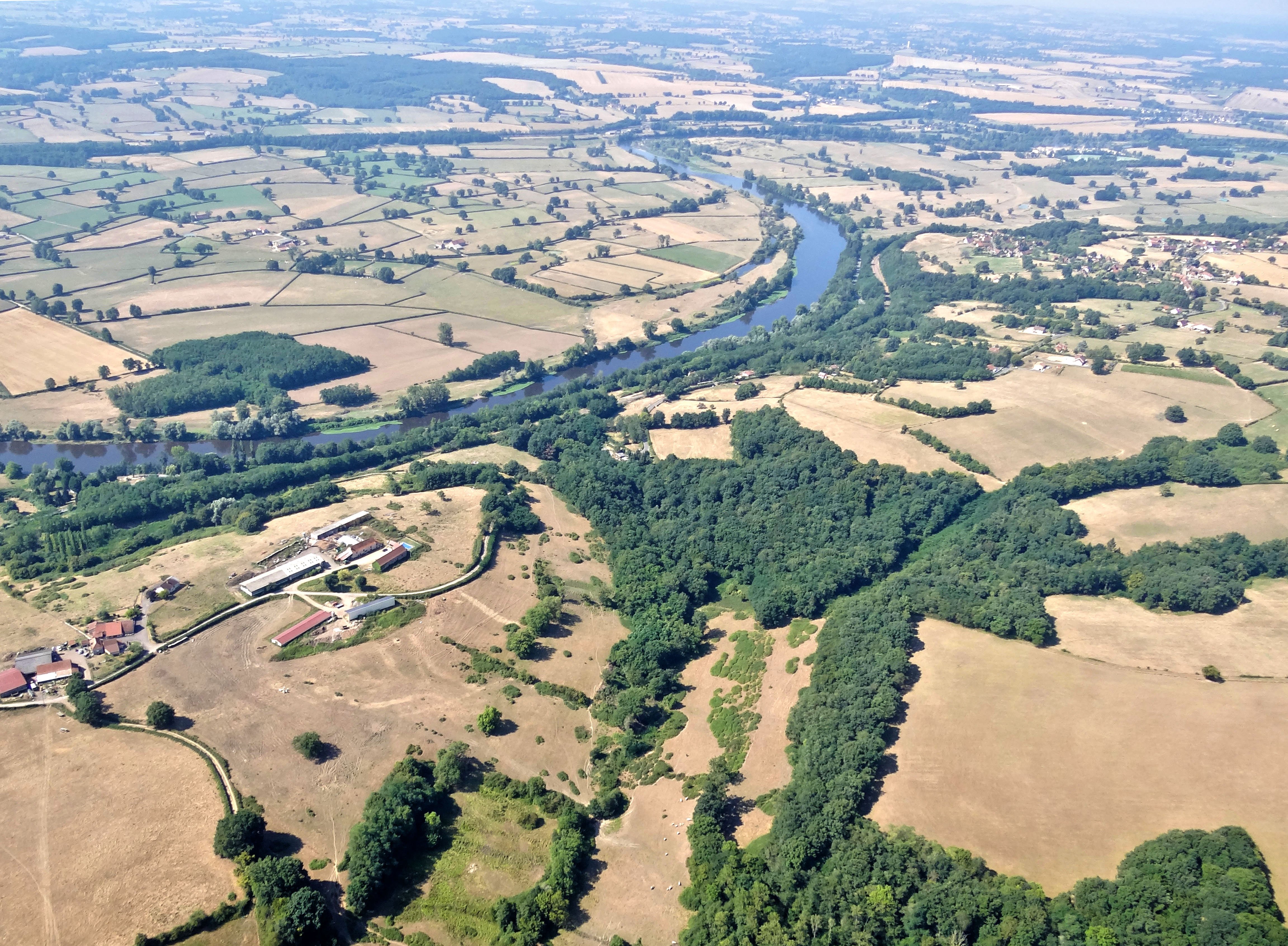 Les bois, peu nombreux, prennent place sur les versants les plus raides et sur quelques crêtes. Au premier plan le vallon du Reuil de Veaux et la ferme de Champabeau sur la commune de La Motte-St-Jean. En arrière-plan on repère le cordon boisé qui accompagne le canal latéral en pied du coteau sud. Les bois, peu nombreux, prennent place sur les versants les plus raides et sur quelques crêtes. Au premier plan le vallon du Reuil de Veaux et la ferme de Champabeau sur la commune de La Motte-St-Jean. En arrière-plan on repère le cordon boisé qui accompagne le canal latéral en pied du coteau sud.